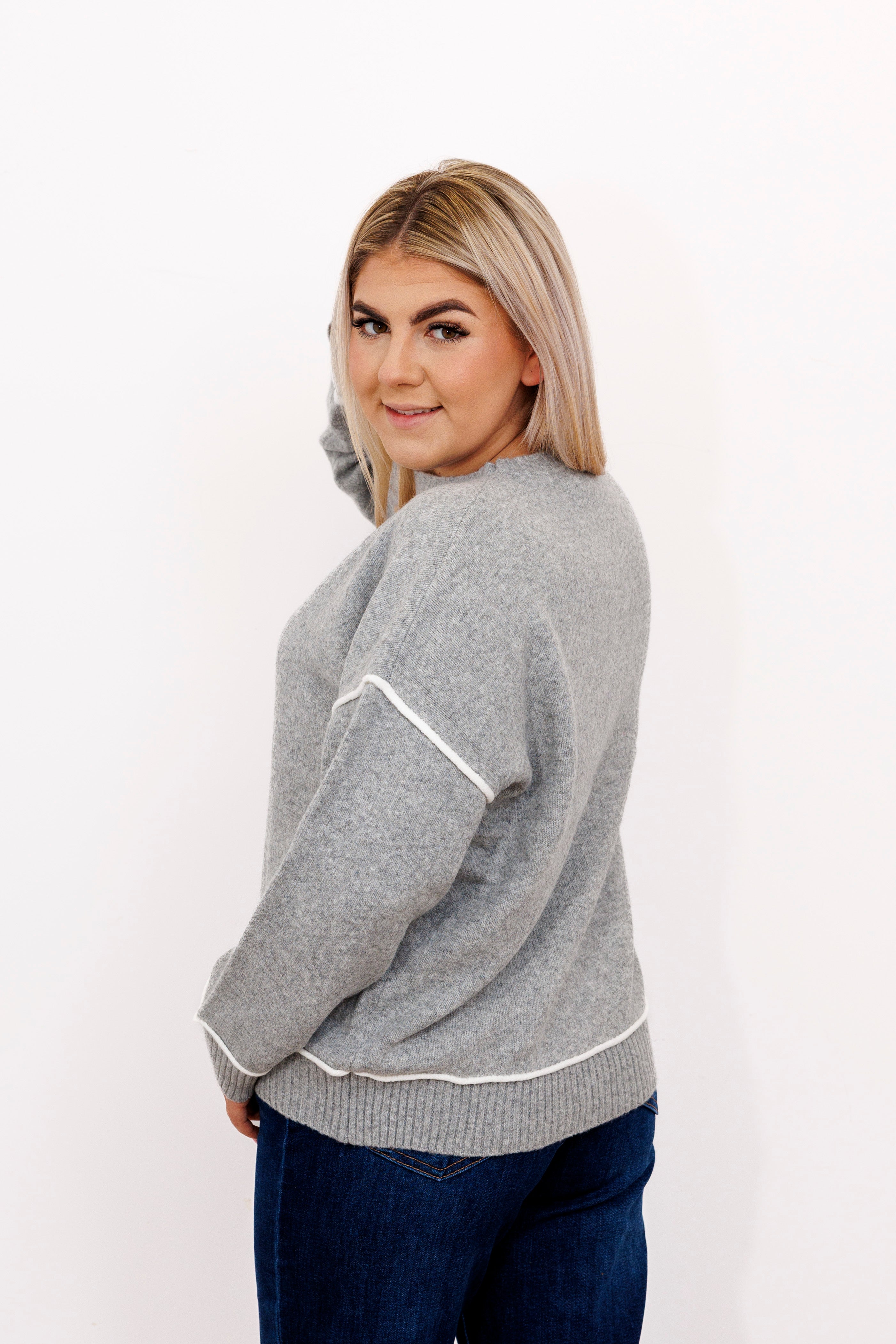 Sweter z kontrastowymi przeszyciami Popiel