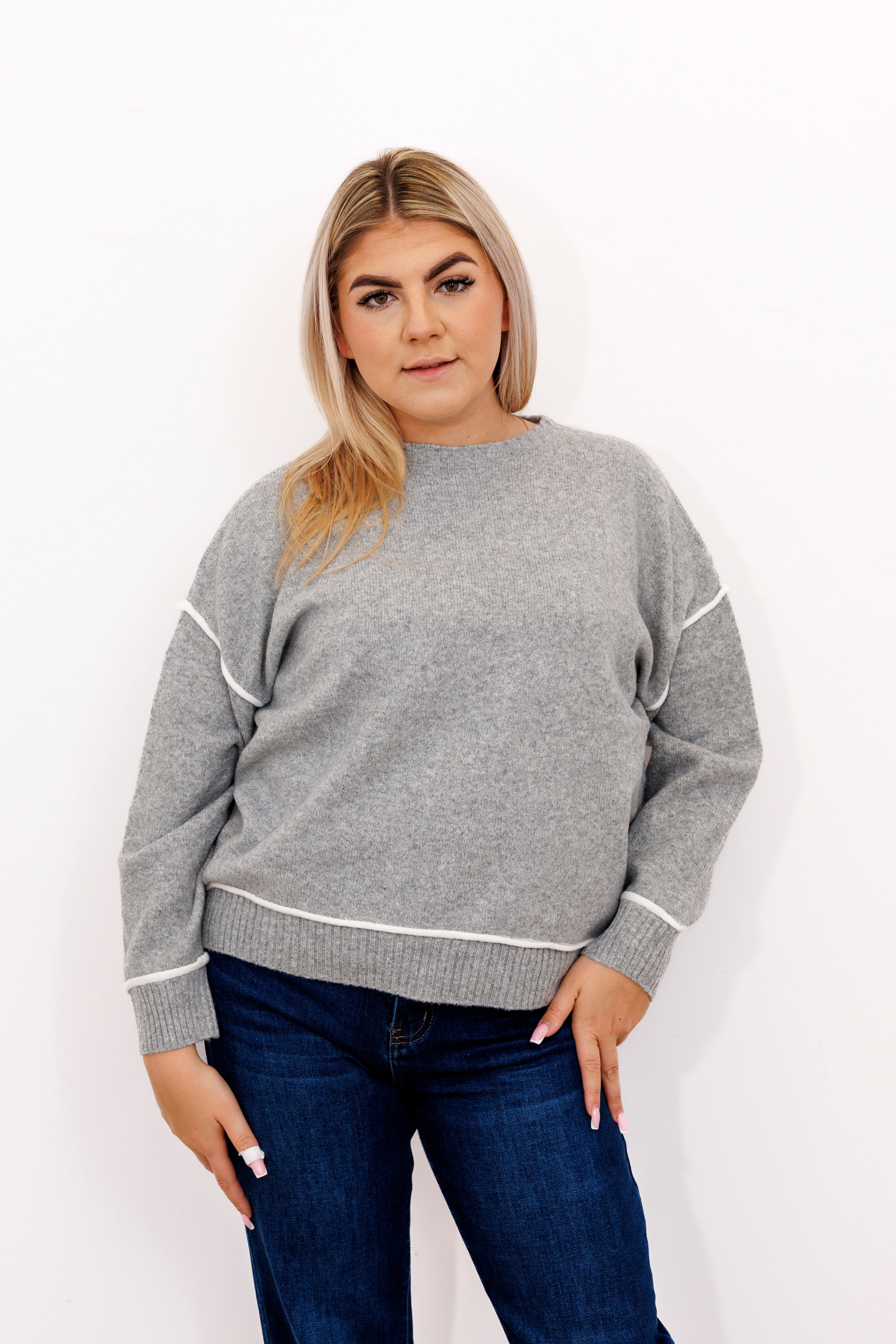 Sweter z kontrastowymi przeszyciami Popiel