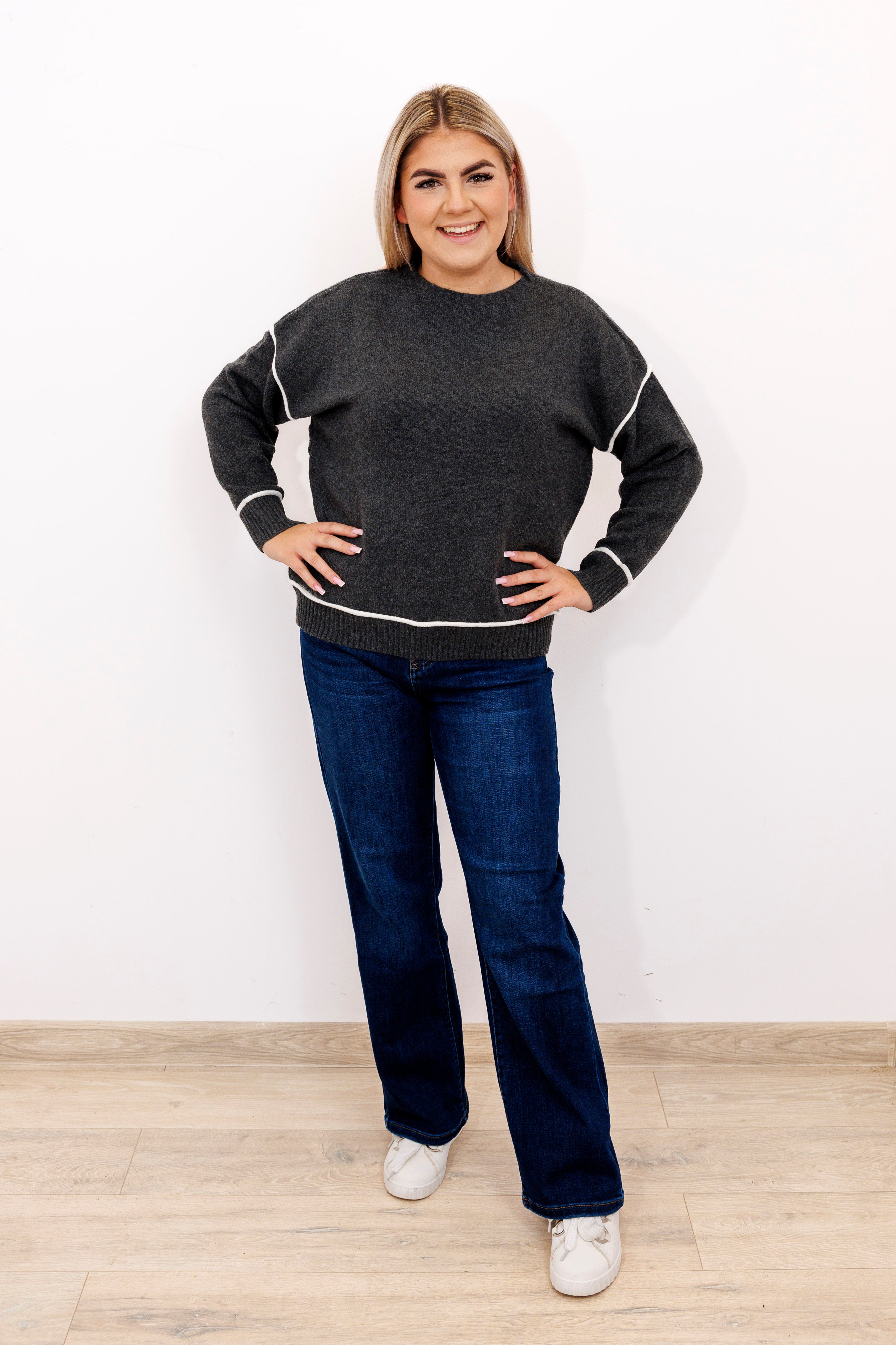 Sweter z kontrastowymi przeszyciami Czarny