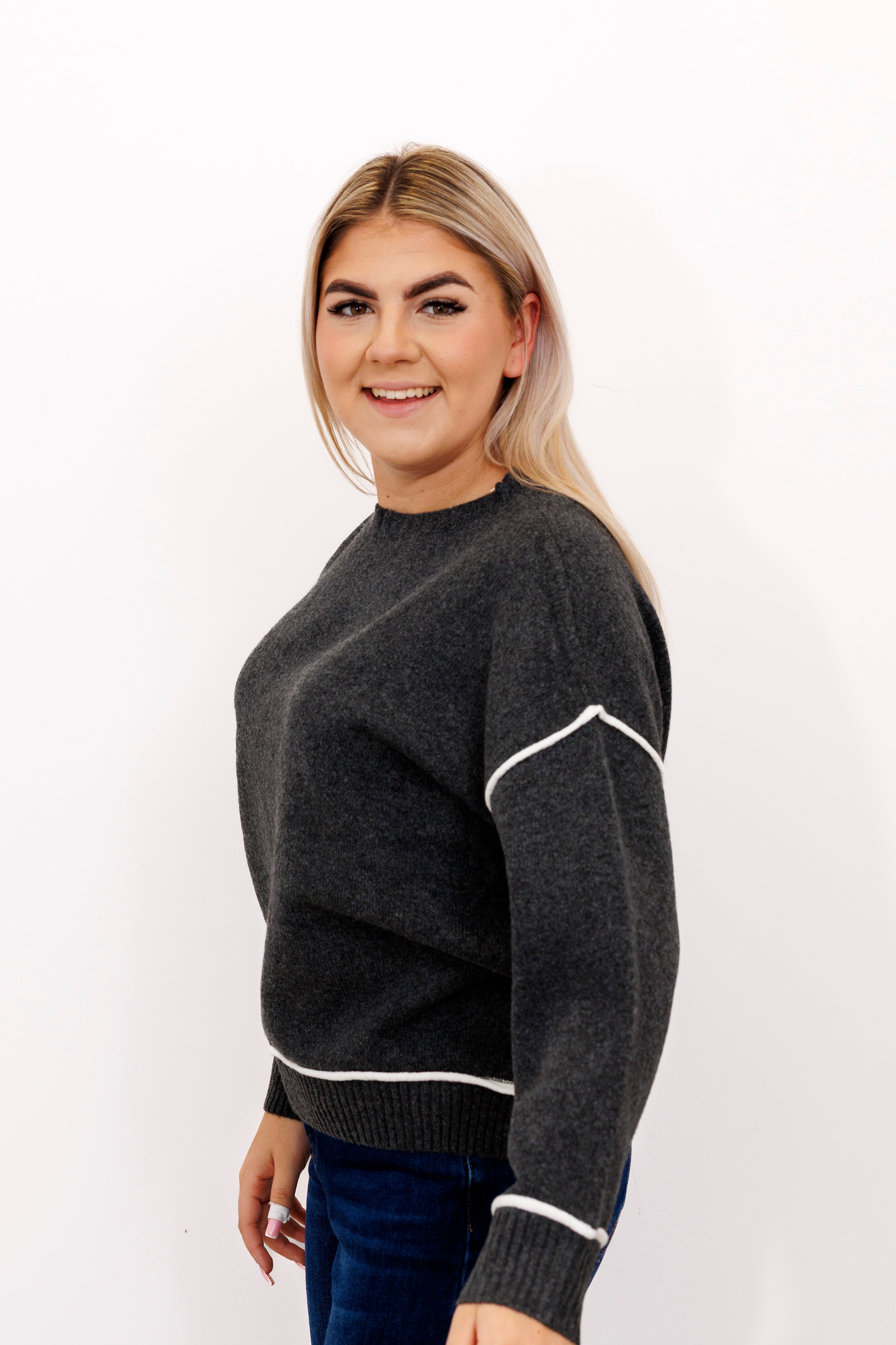 Sweter z kontrastowymi przeszyciami Czarny