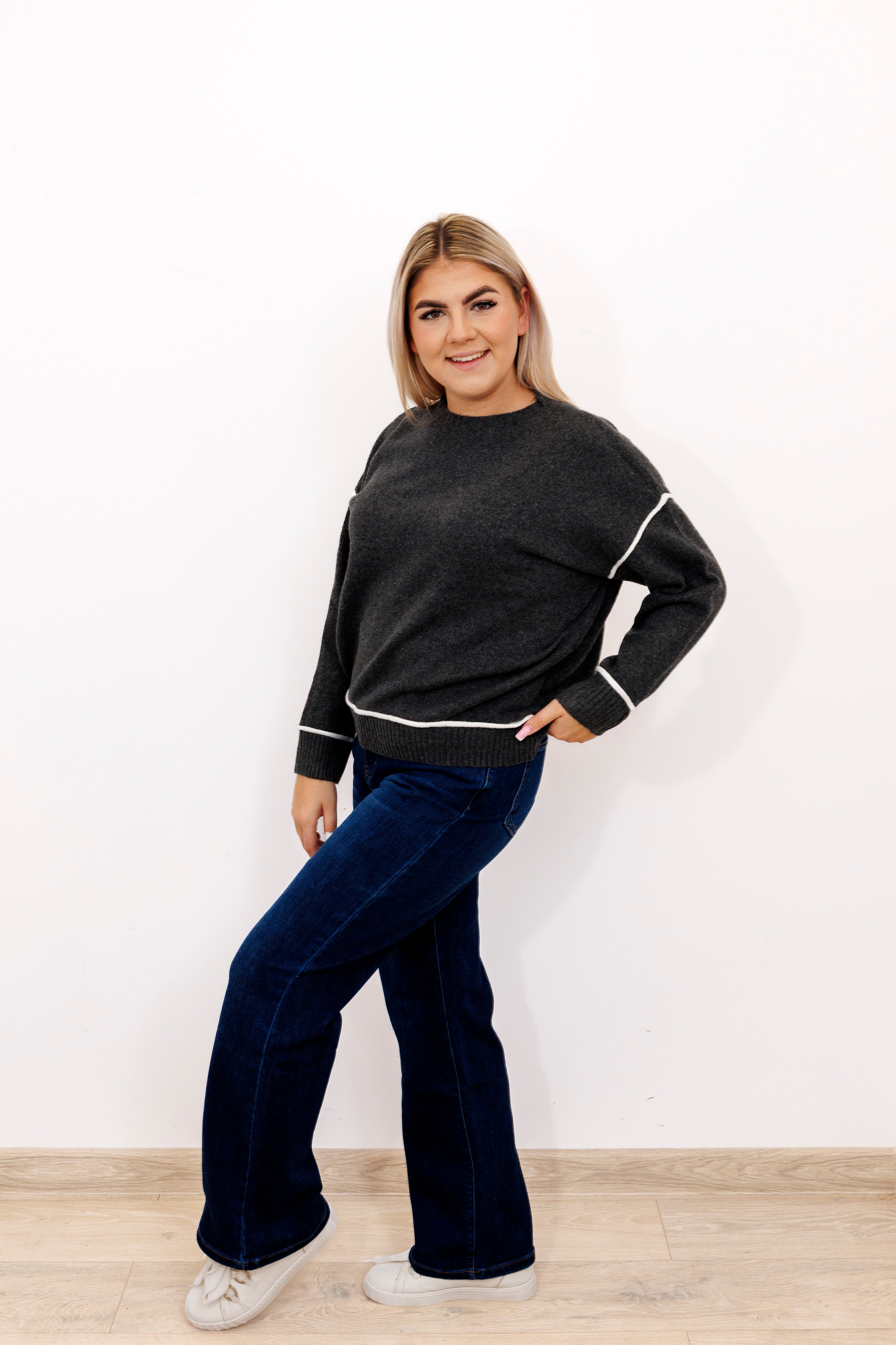 Sweter z kontrastowymi przeszyciami Czarny