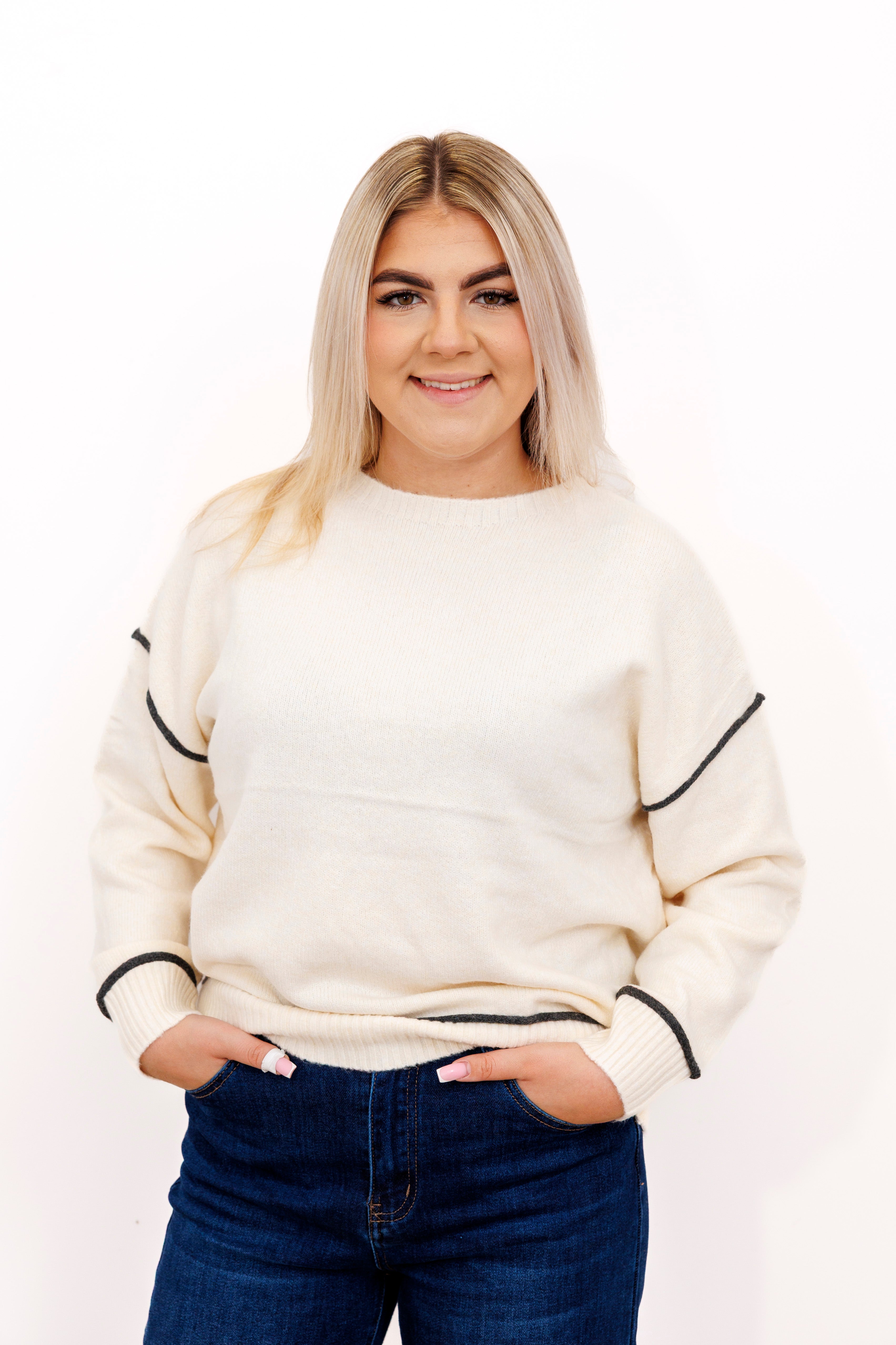 Sweter z kontrastowymi przeszyciami Krem