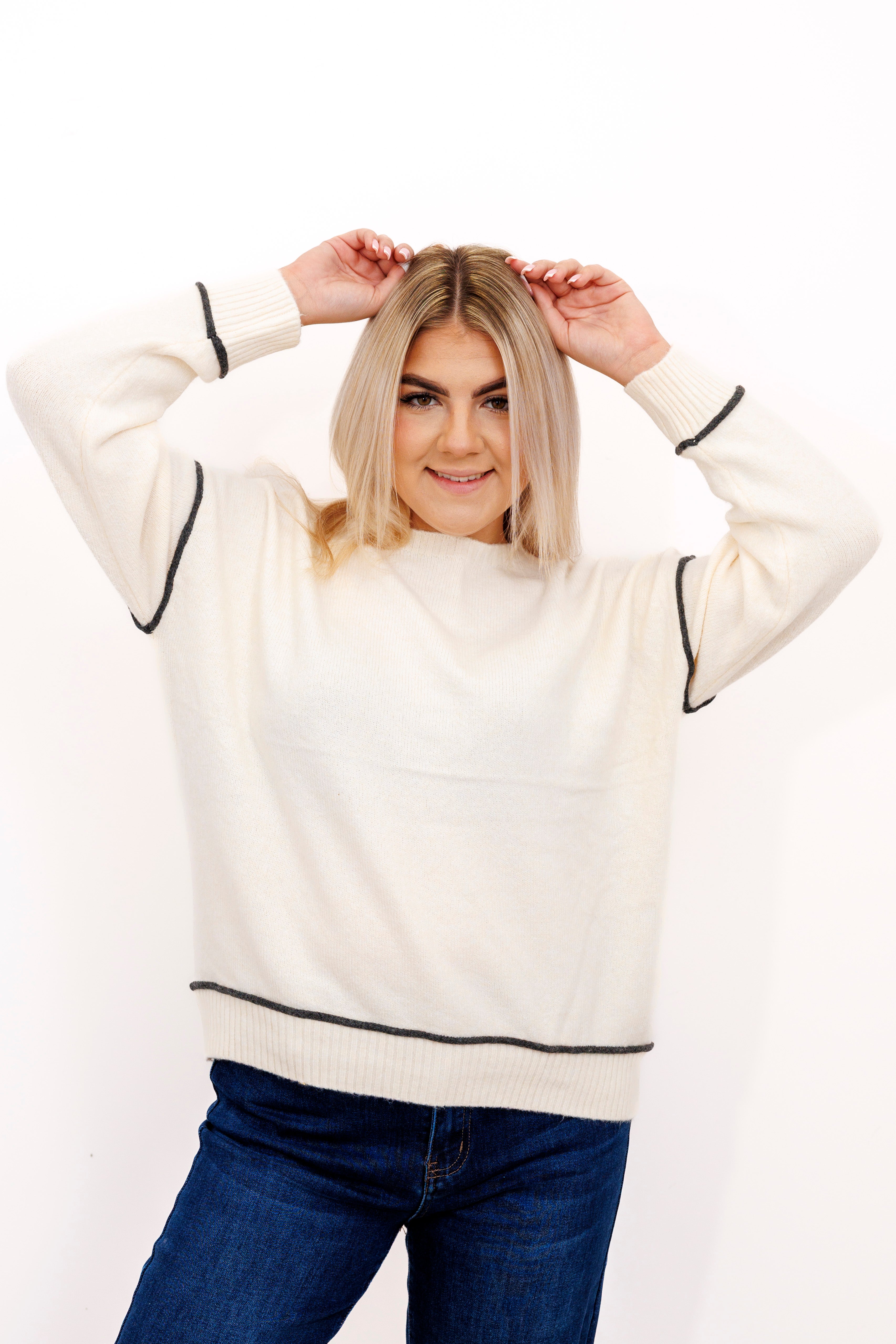 Sweter z kontrastowymi przeszyciami Krem