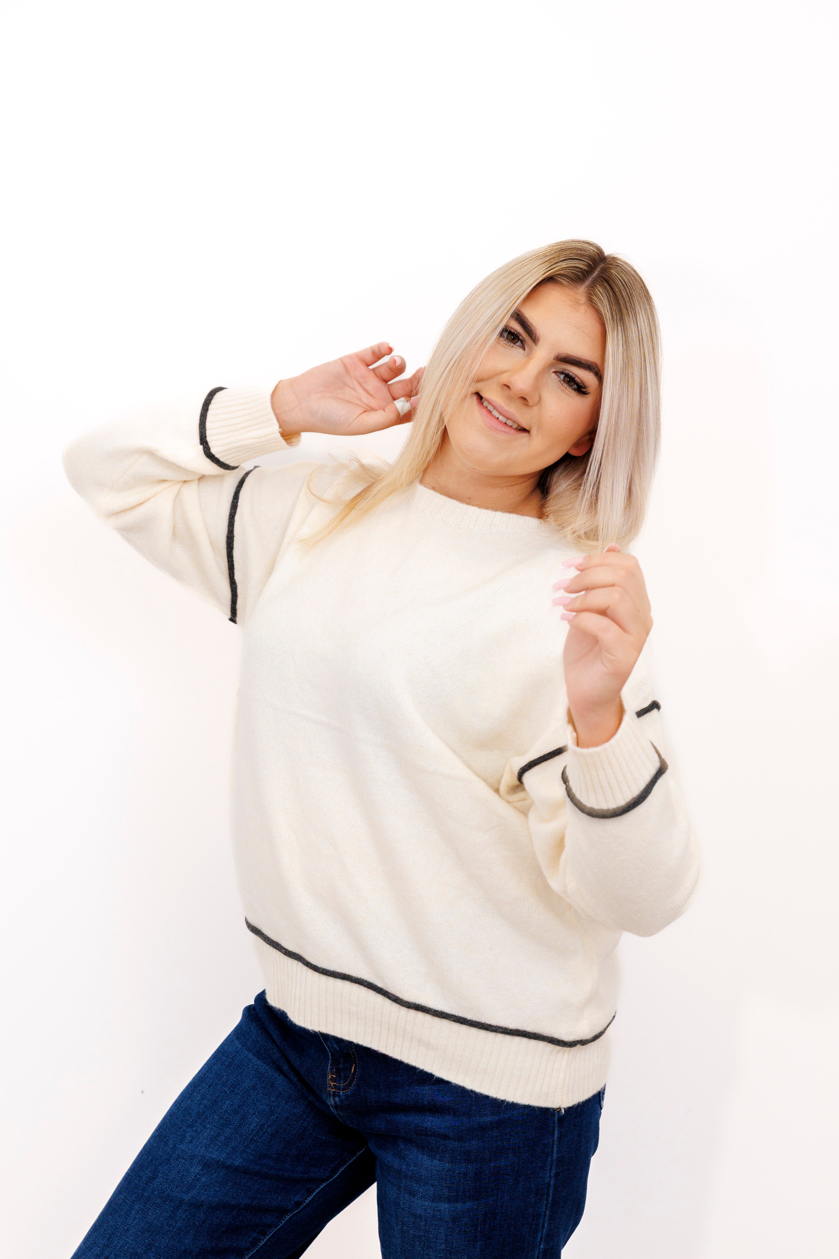 Sweter z kontrastowymi przeszyciami Krem