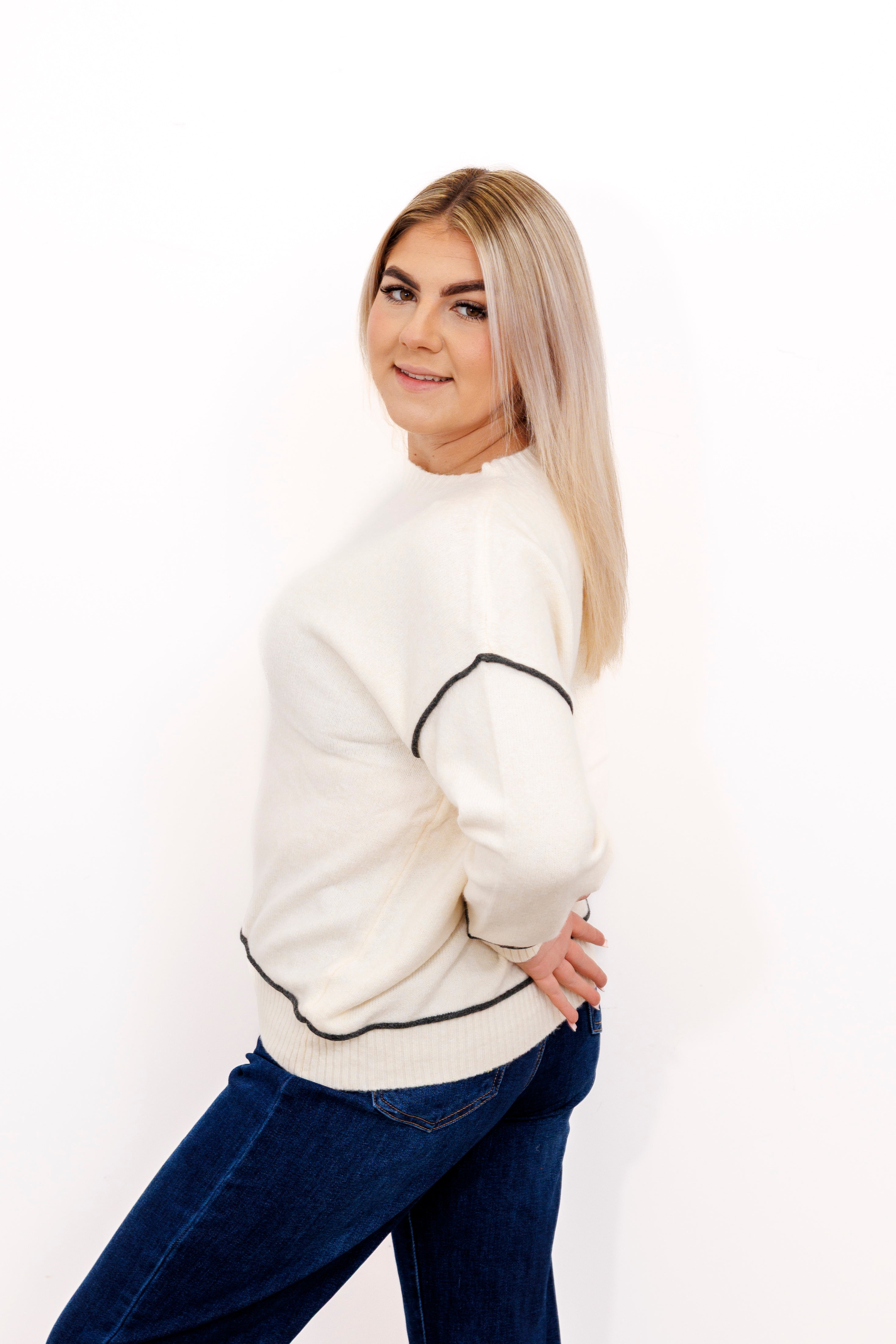 Sweter z kontrastowymi przeszyciami Krem