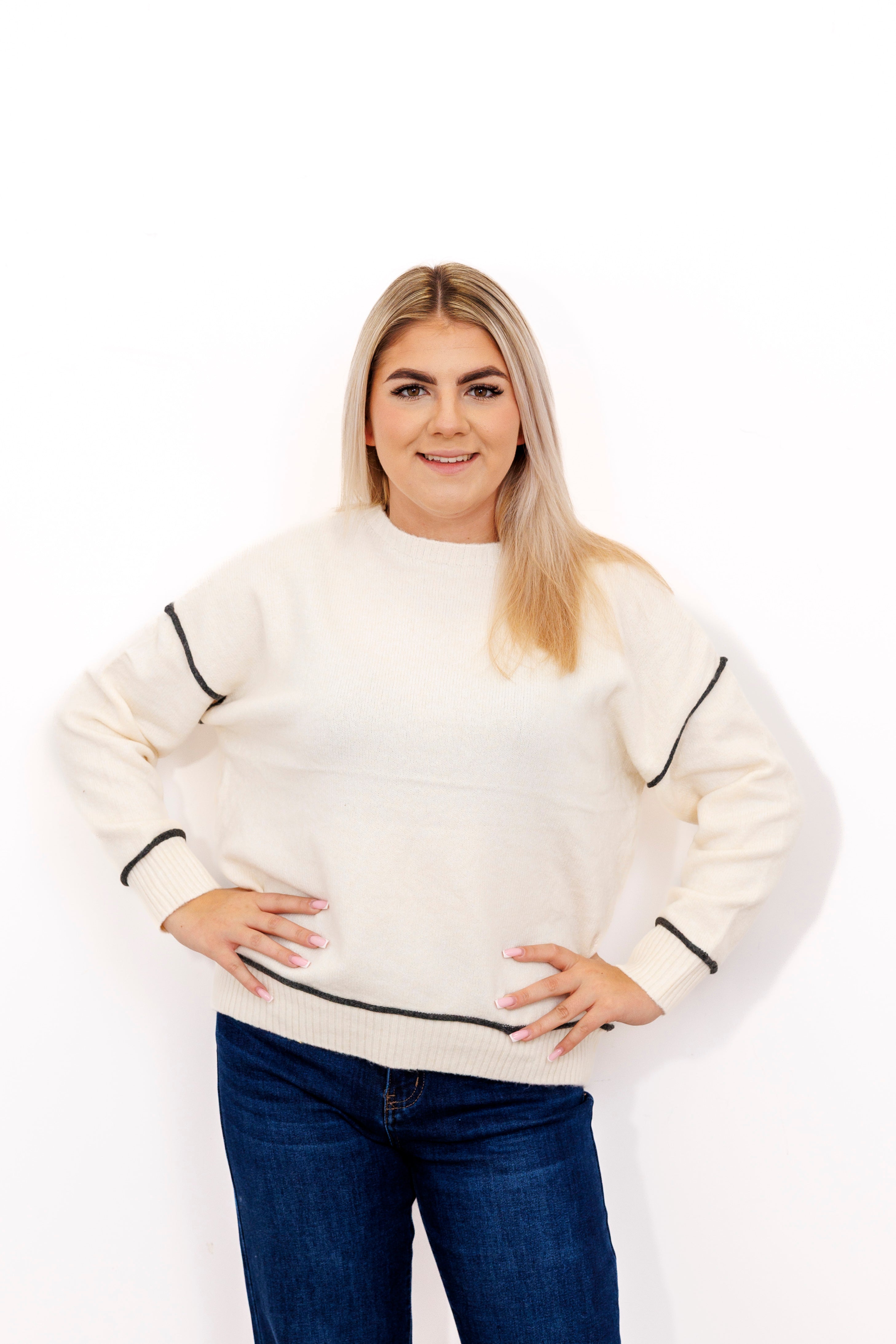 Sweter z kontrastowymi przeszyciami Krem