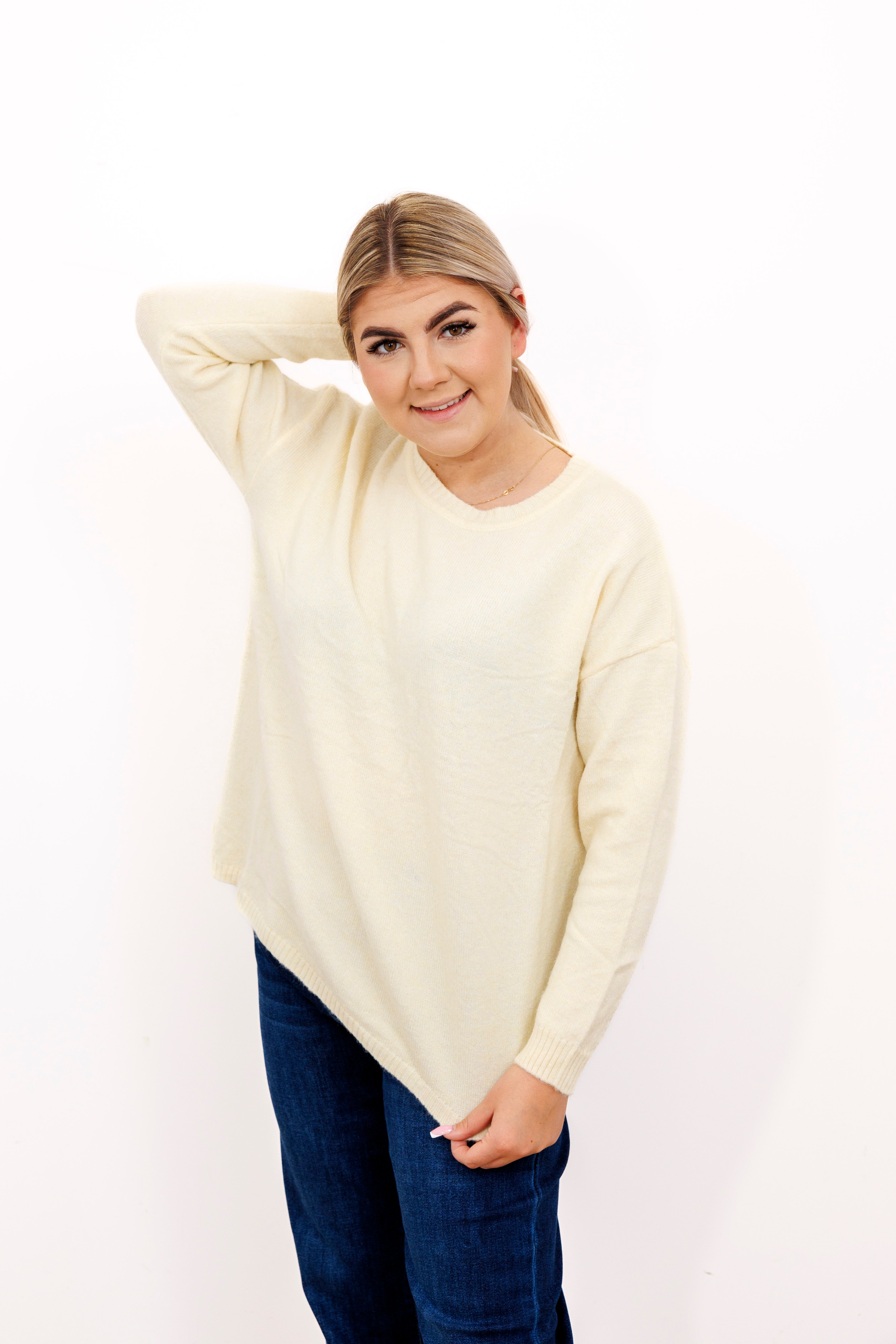 Sweter o klasycznym kroju z bocznymi rozporkami Krem