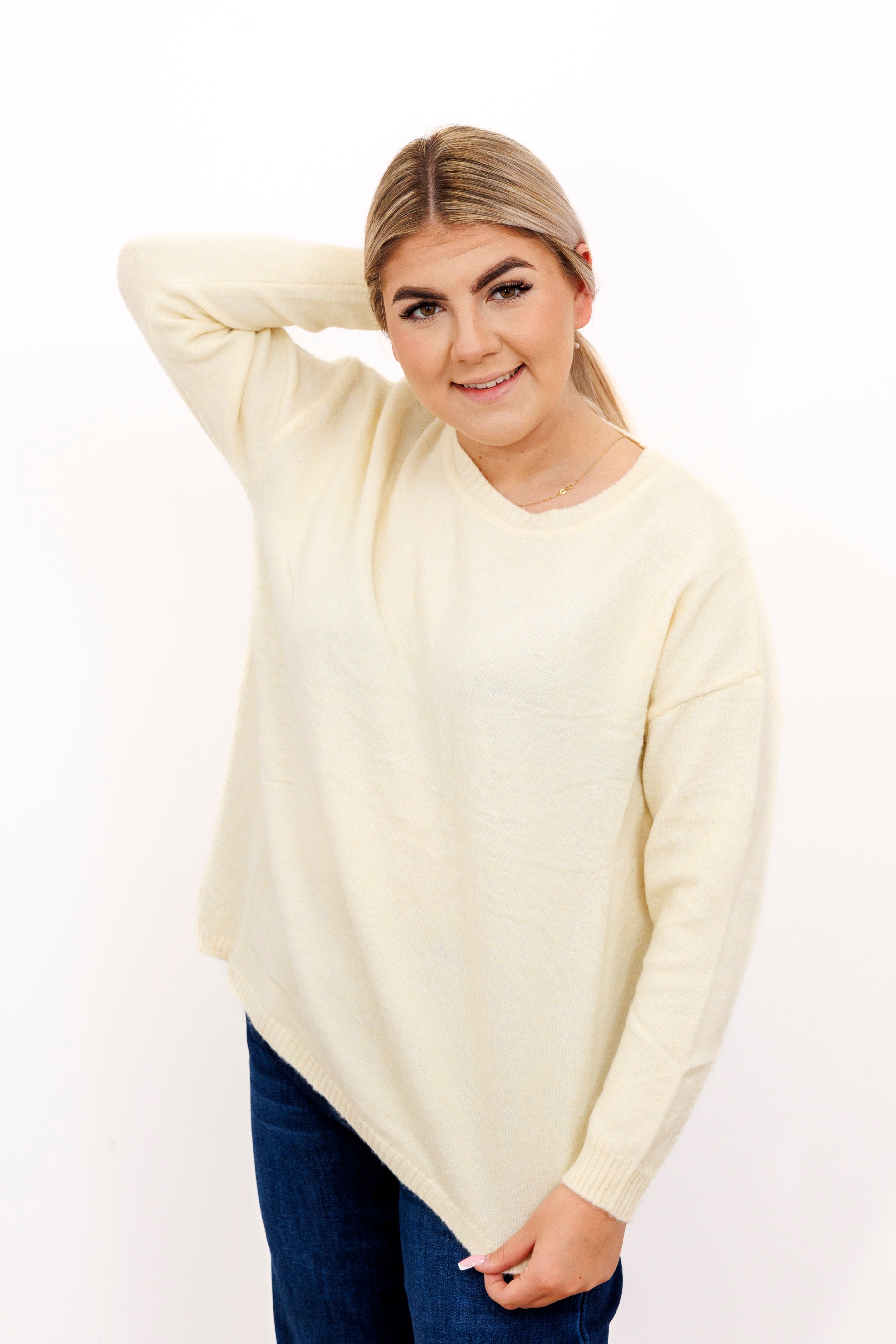 Sweter o klasycznym kroju z bocznymi rozporkami Krem