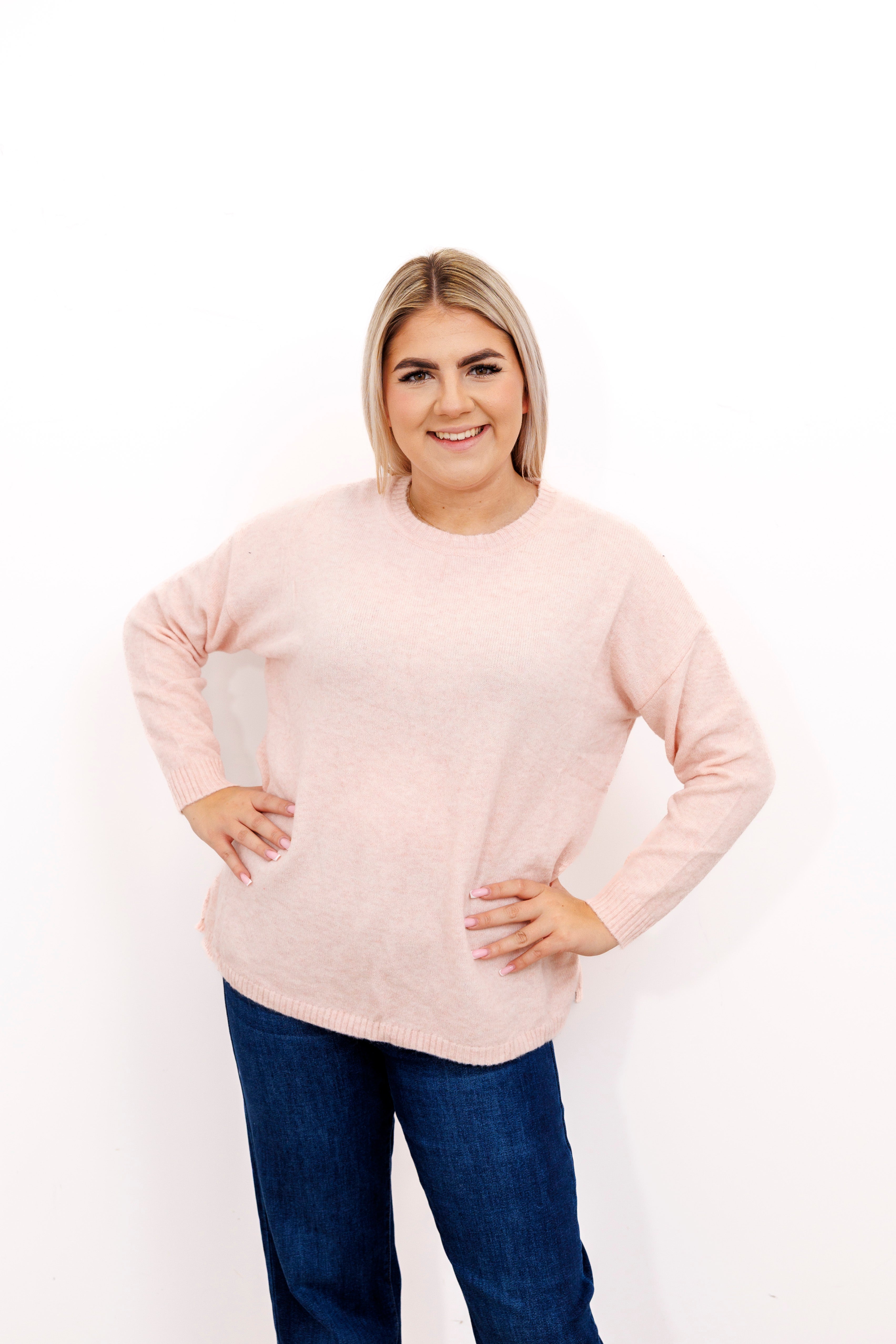 Sweter o klasycznym kroju z bocznymi rozporkami Pudrowy Roż