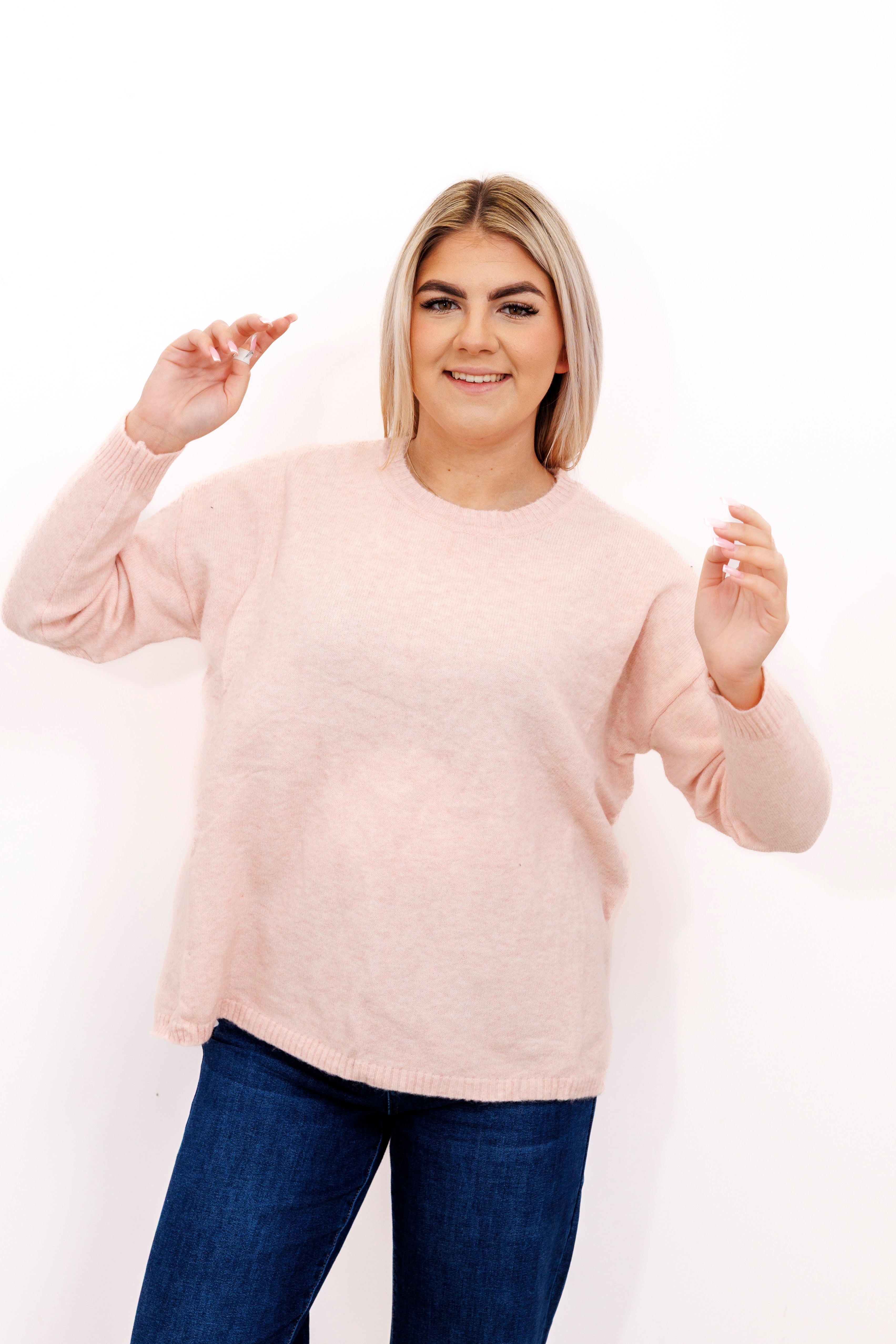 Sweter o klasycznym kroju z bocznymi rozporkami Pudrowy Roż