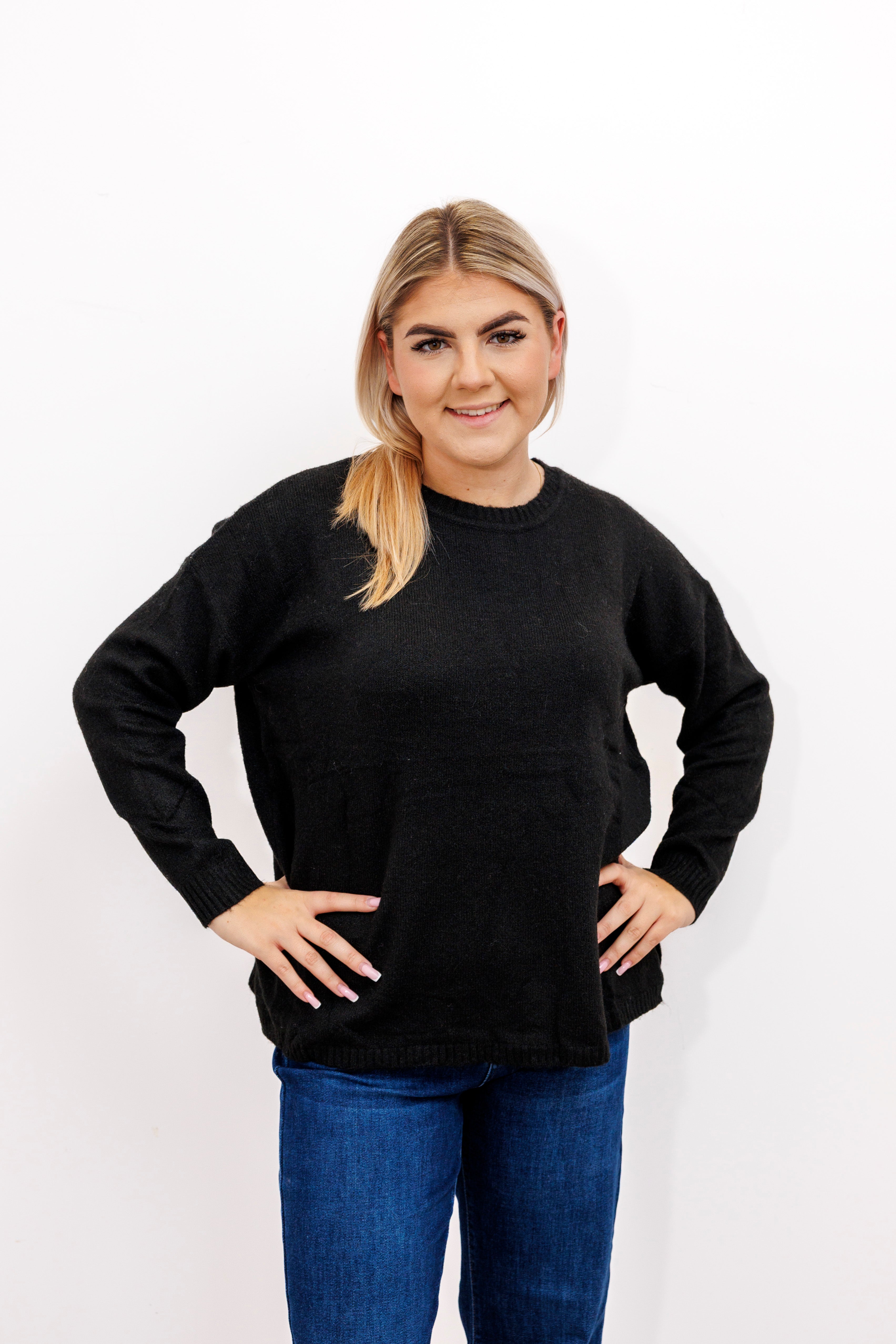 Sweter o klasycznym kroju z bocznymi rozporkami Czarny