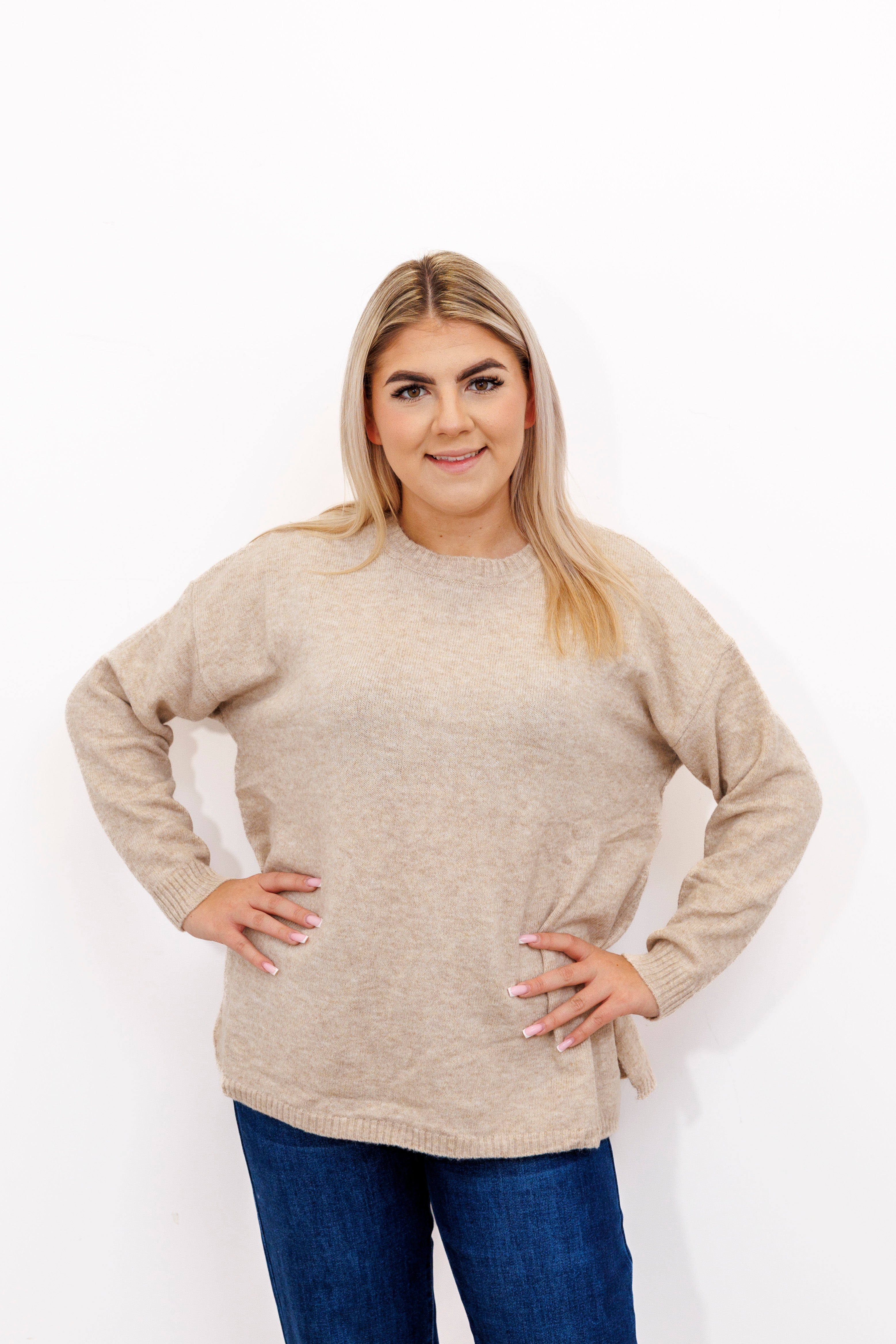 Sweter o klasycznym kroju z bocznymi rozporkami Beż