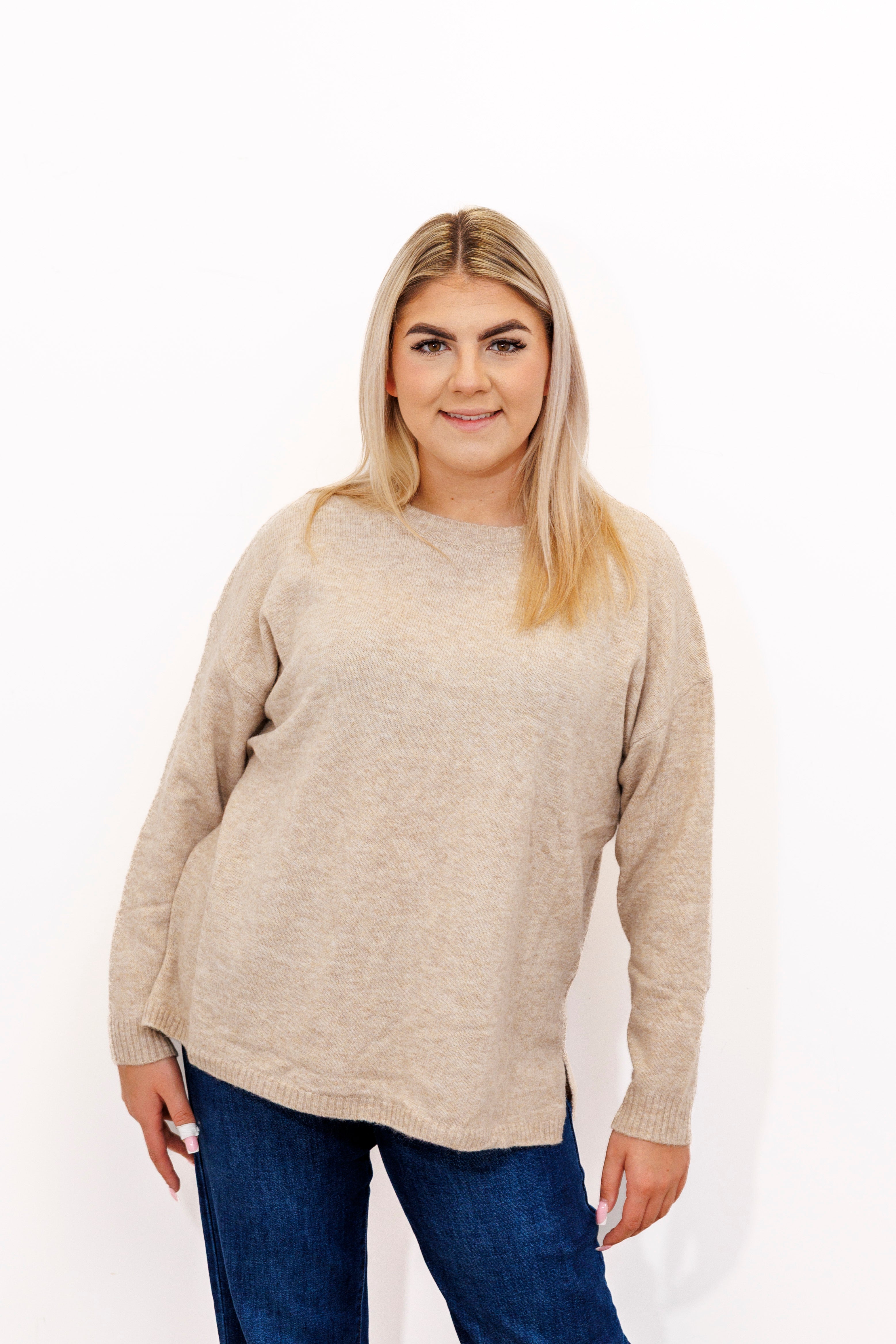 Sweter o klasycznym kroju z bocznymi rozporkami Beż