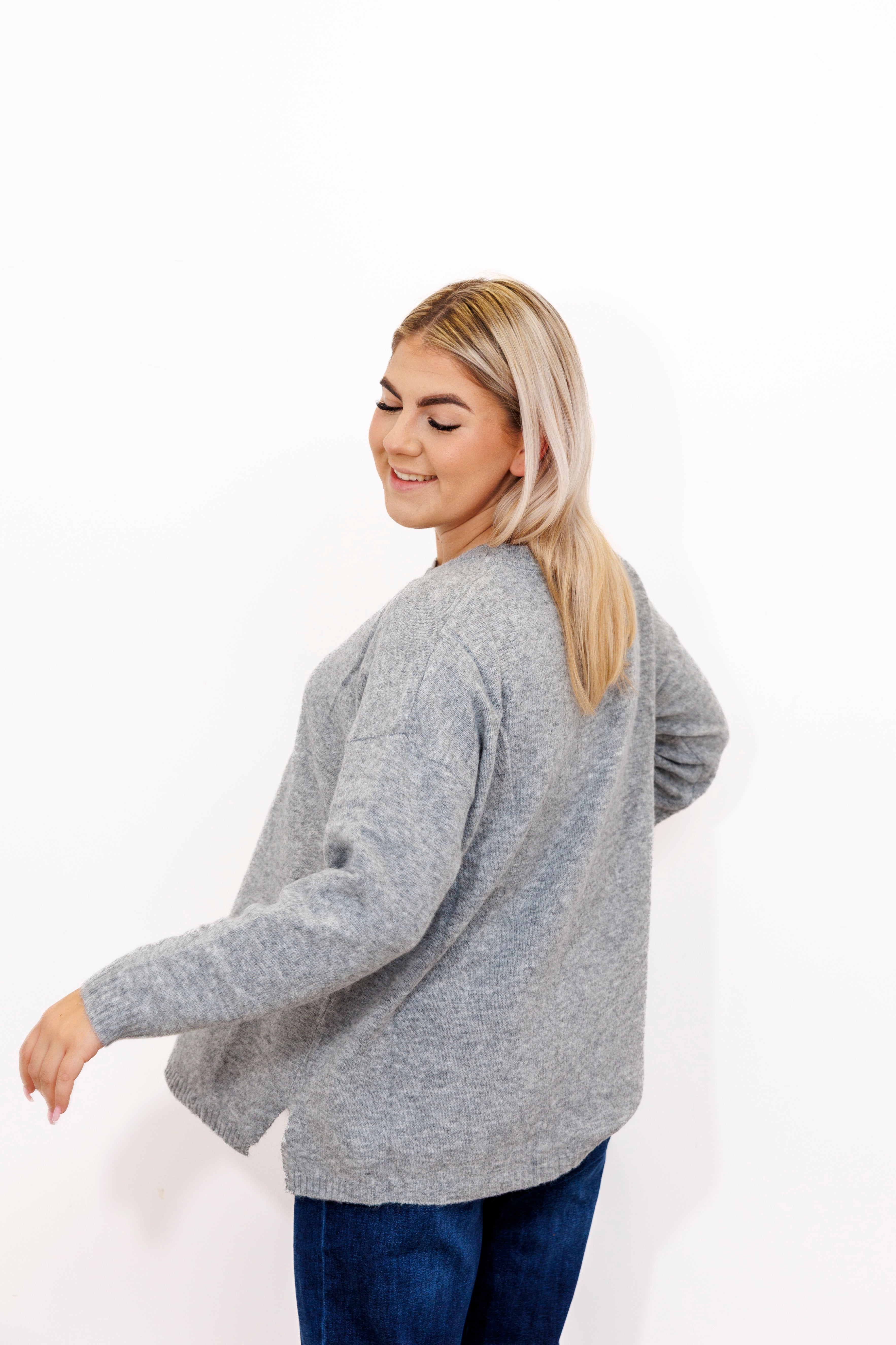 Sweter o klasycznym kroju z bocznymi rozporkami Popiel