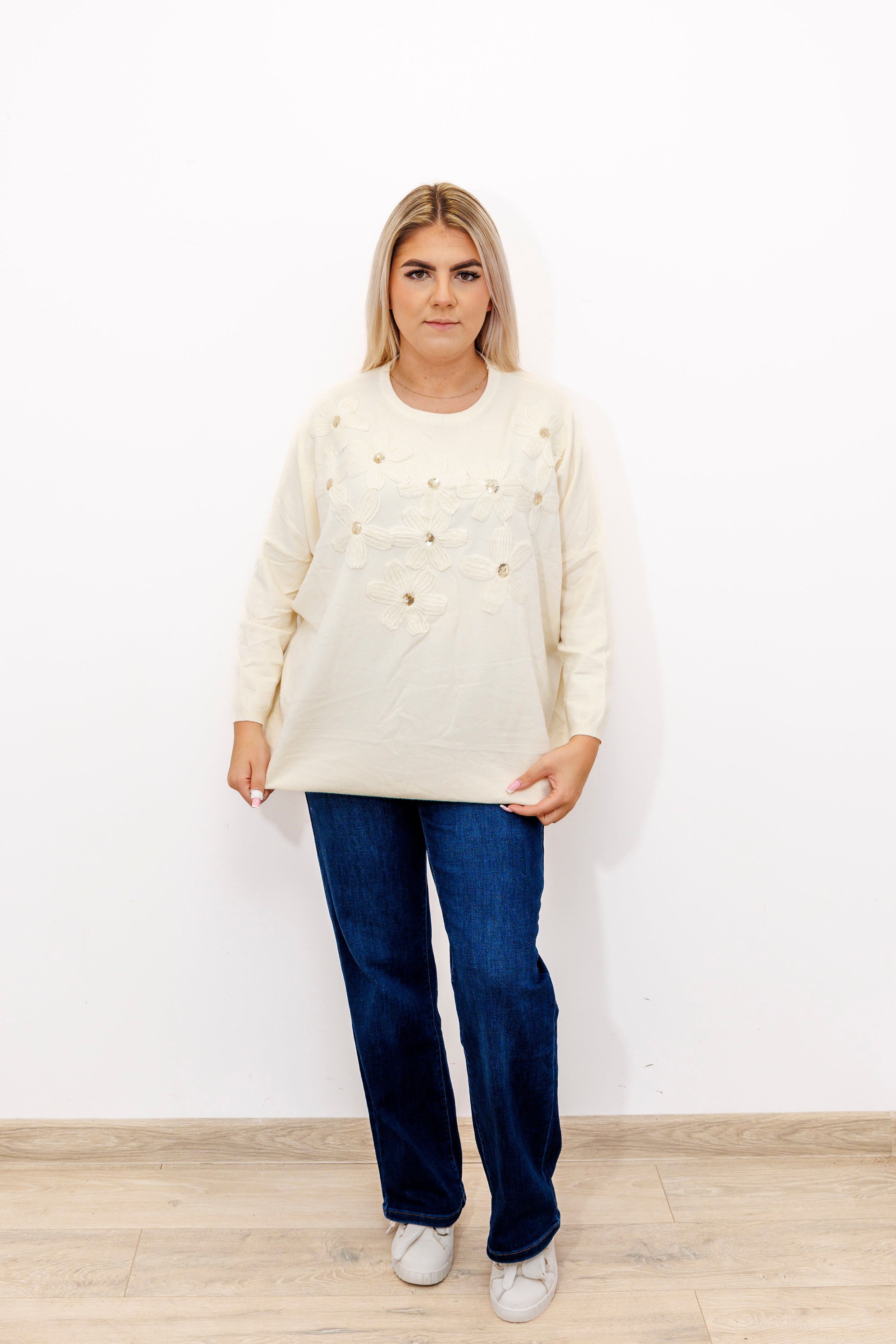 Kobiecy sweter z dekoracyjnymi kwiatami Krem