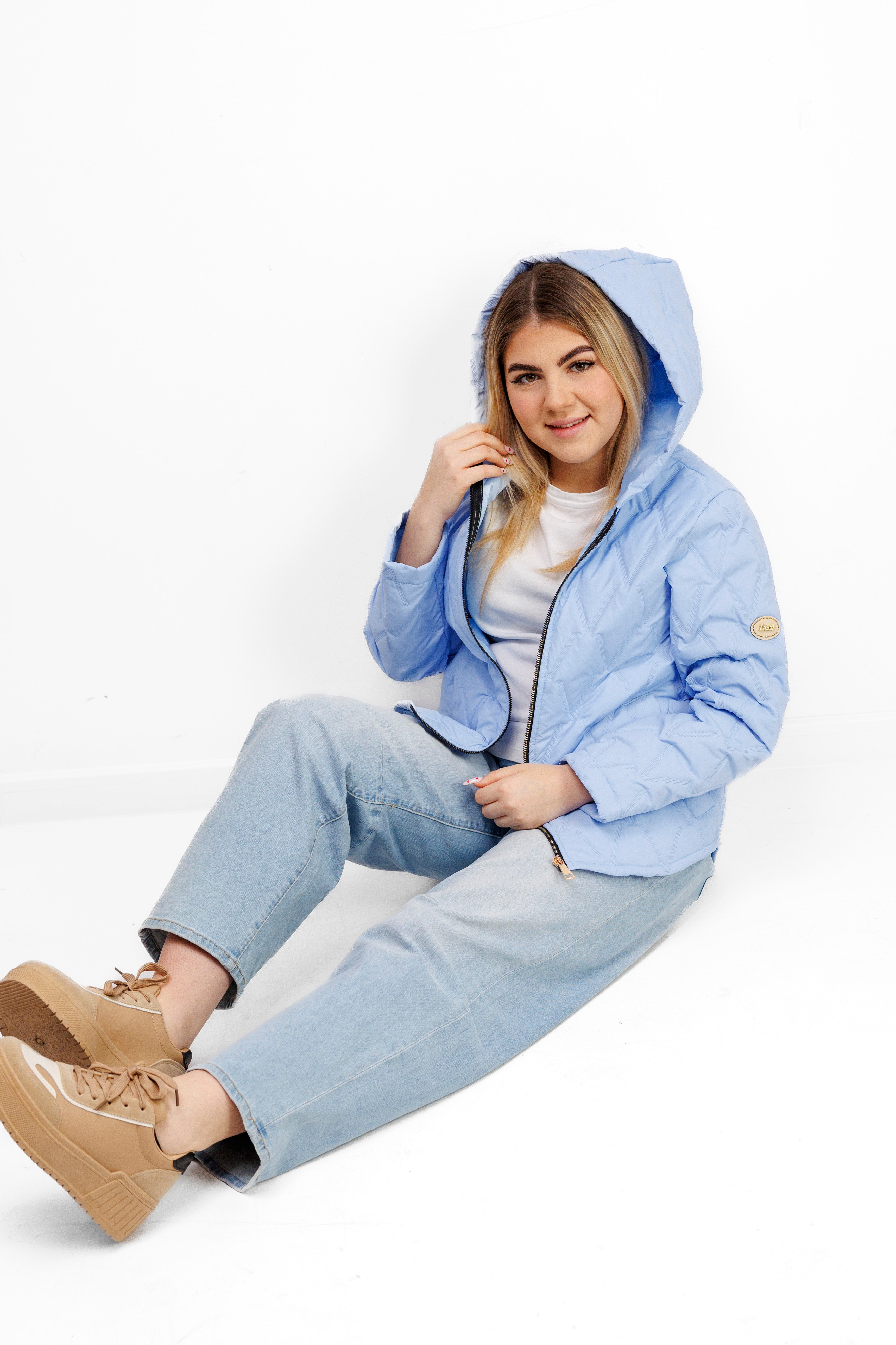 Krótka Kurtka Damska z Naszywką Polska Marka Plus Size Niebieski