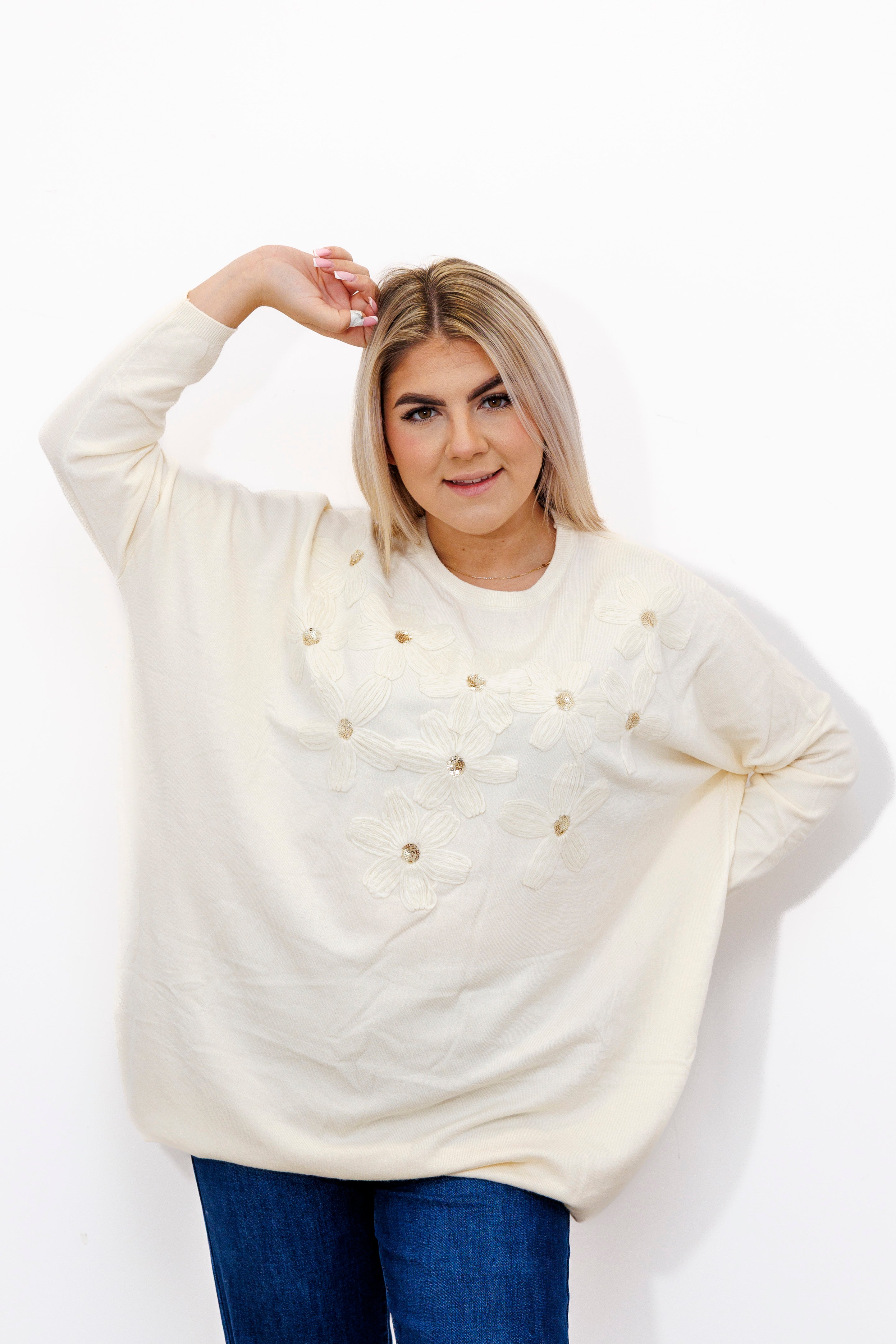 Kobiecy sweter z dekoracyjnymi kwiatami Krem