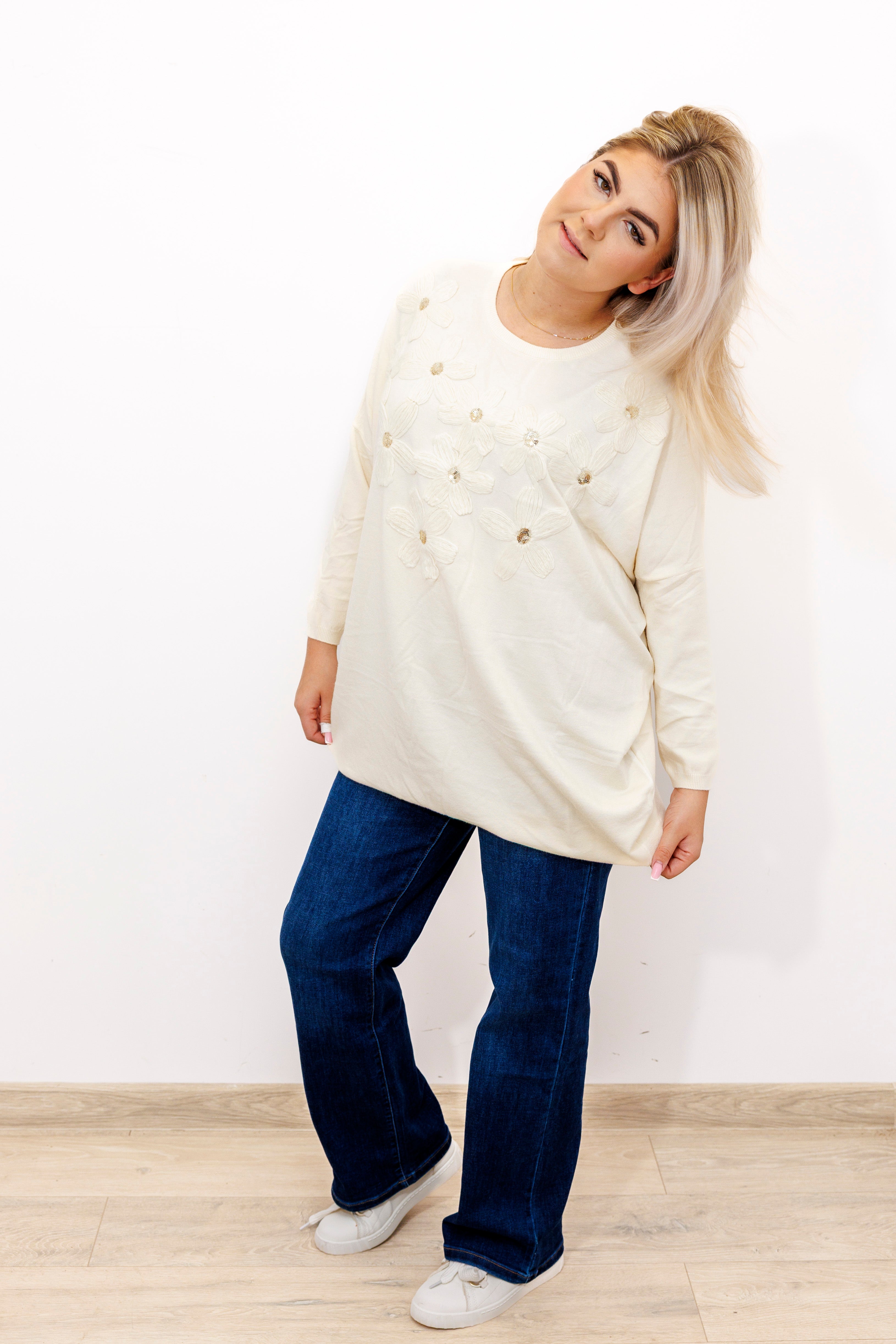 Kobiecy sweter z dekoracyjnymi kwiatami Krem