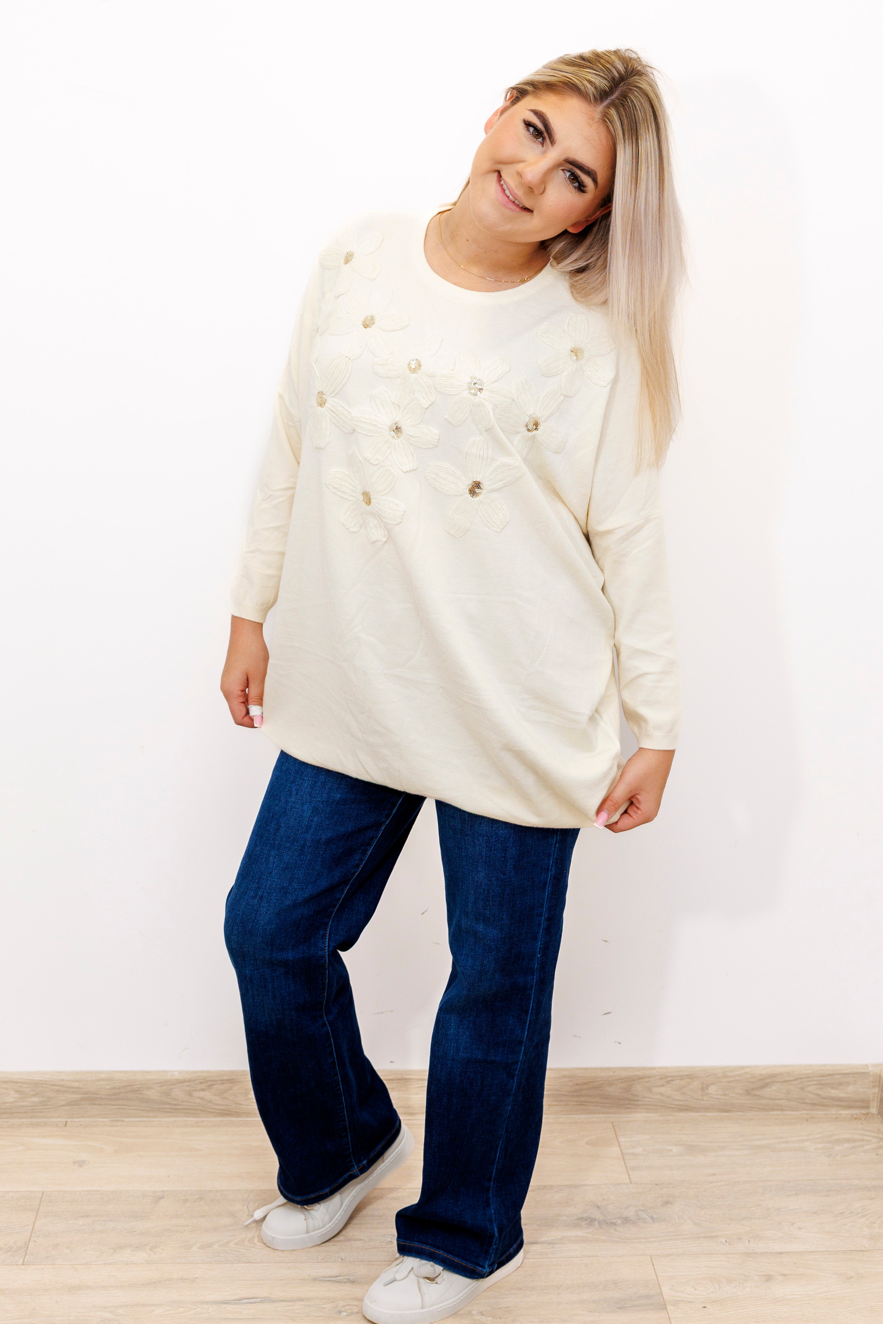 Kobiecy sweter z dekoracyjnymi kwiatami Krem