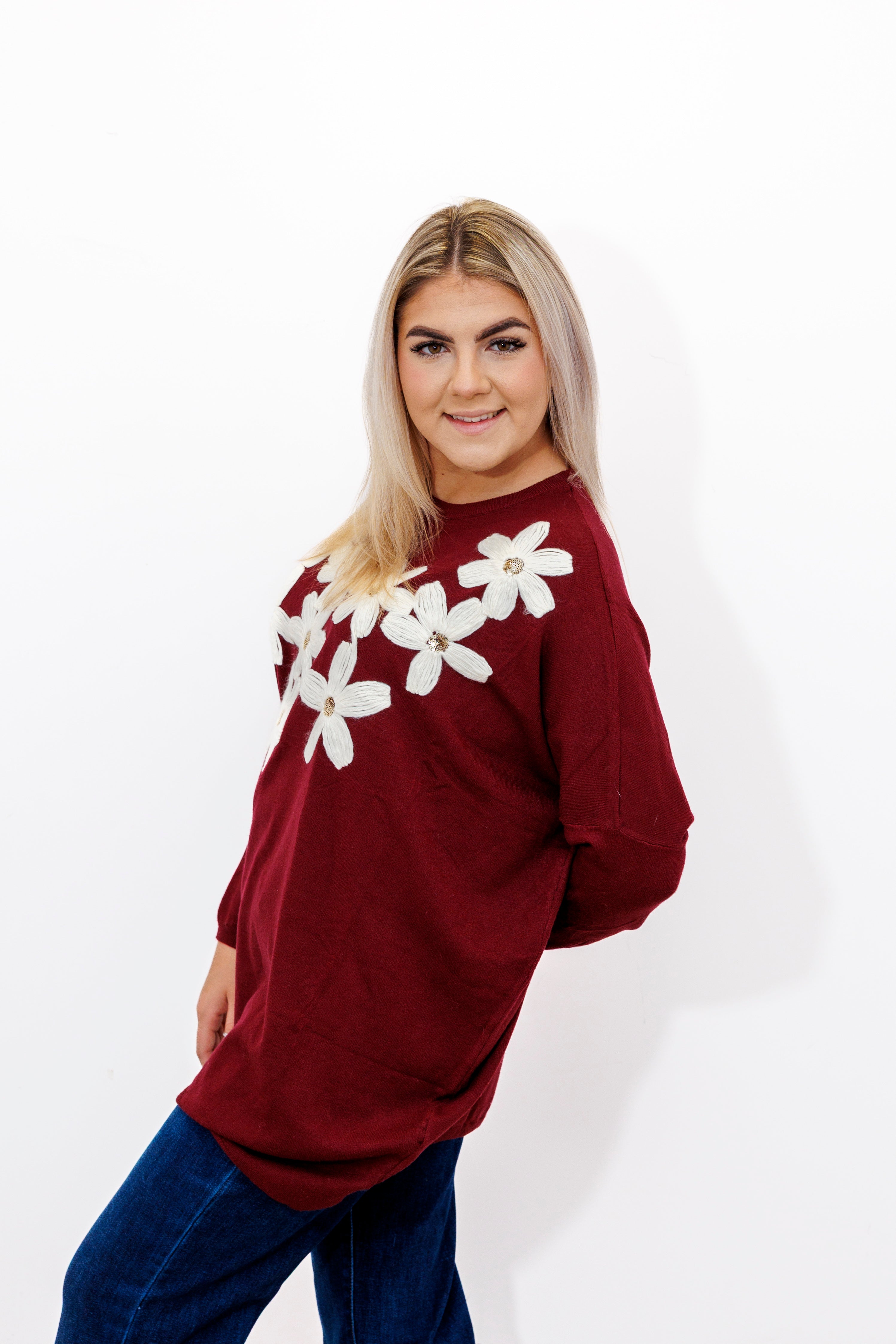 Kobiecy sweter z dekoracyjnymi kwiatami Bordo