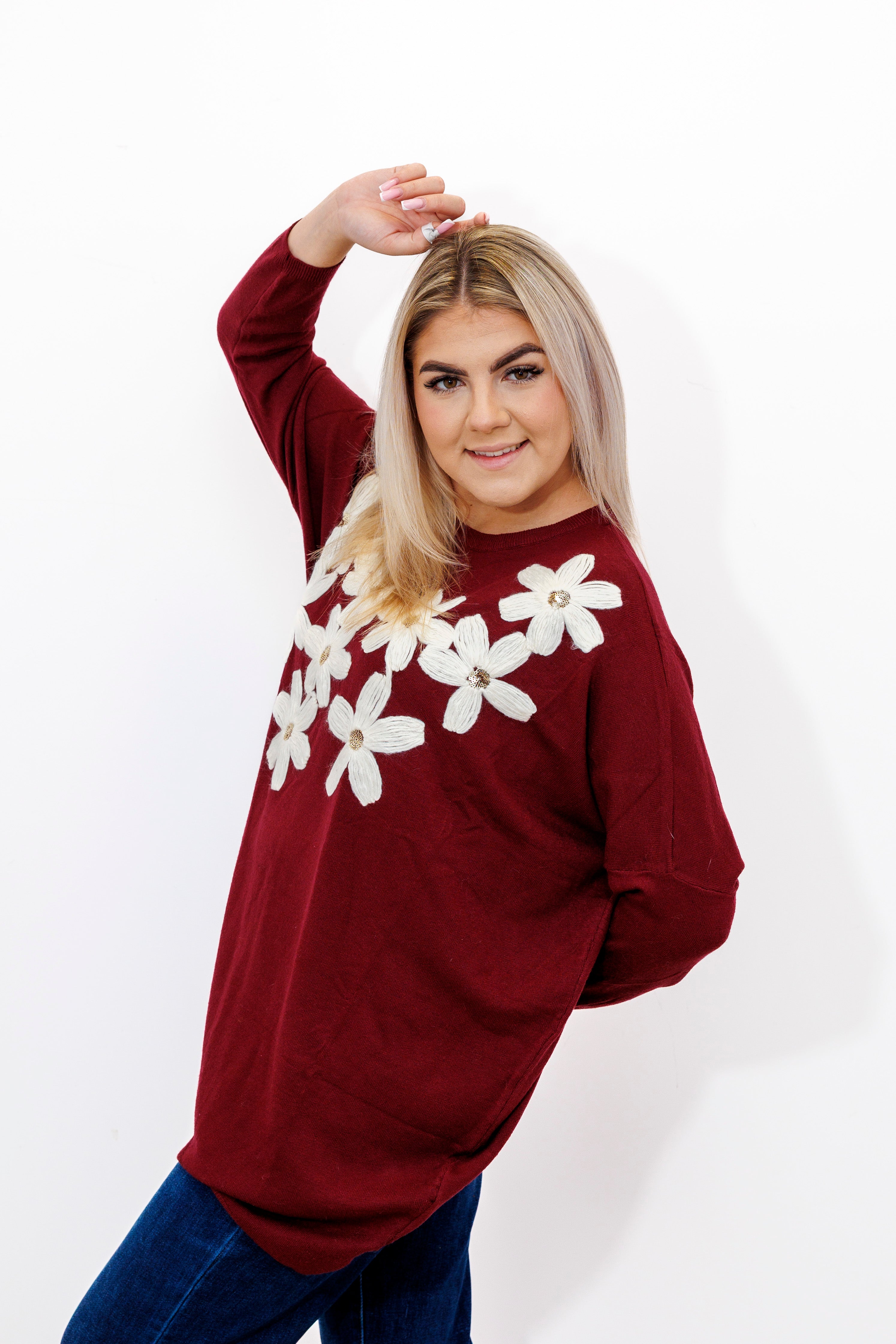 Kobiecy sweter z dekoracyjnymi kwiatami Bordo