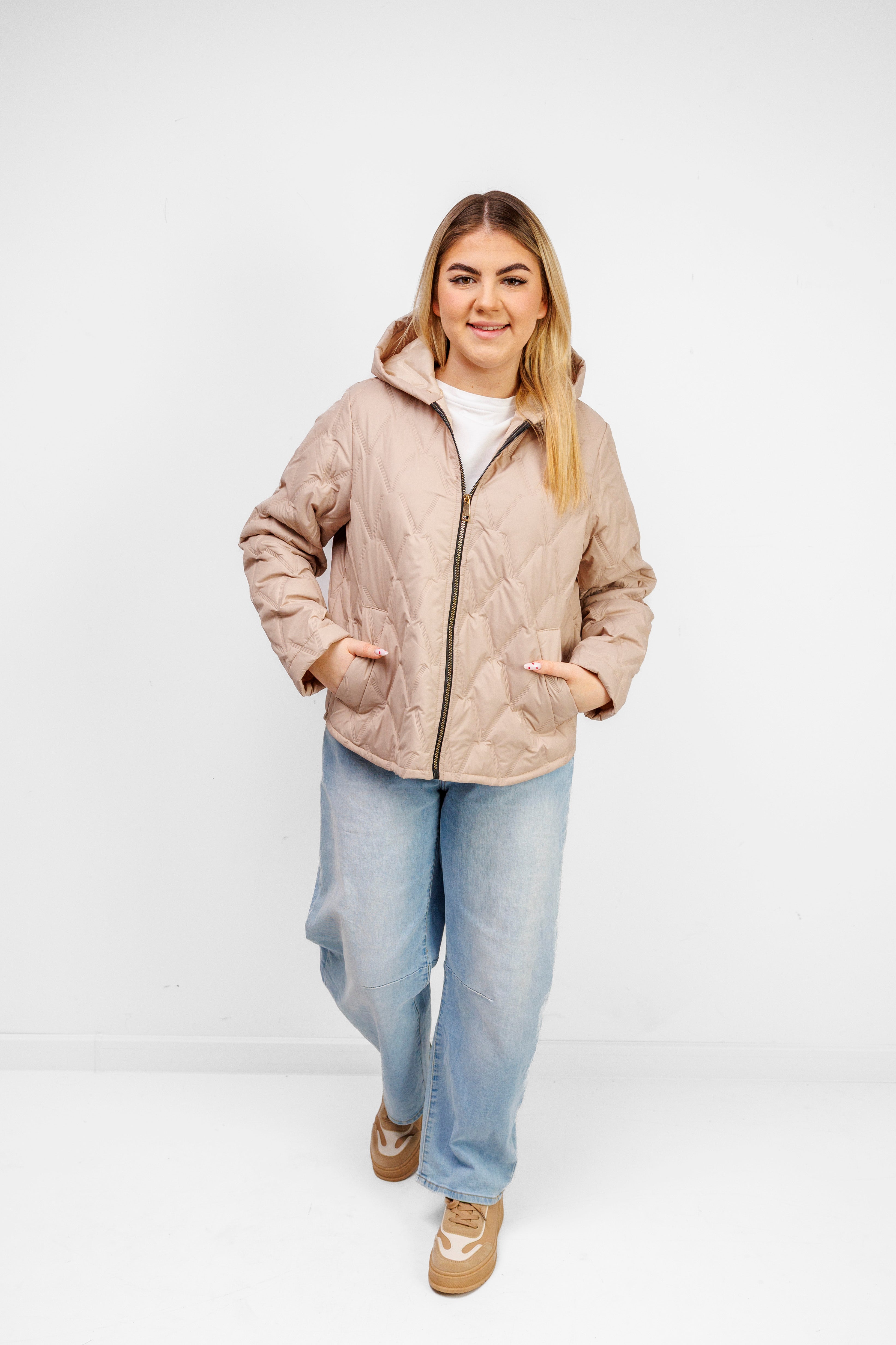 Krótka Kurtka Damska z Naszywką Polska Marka Plus Size Beż