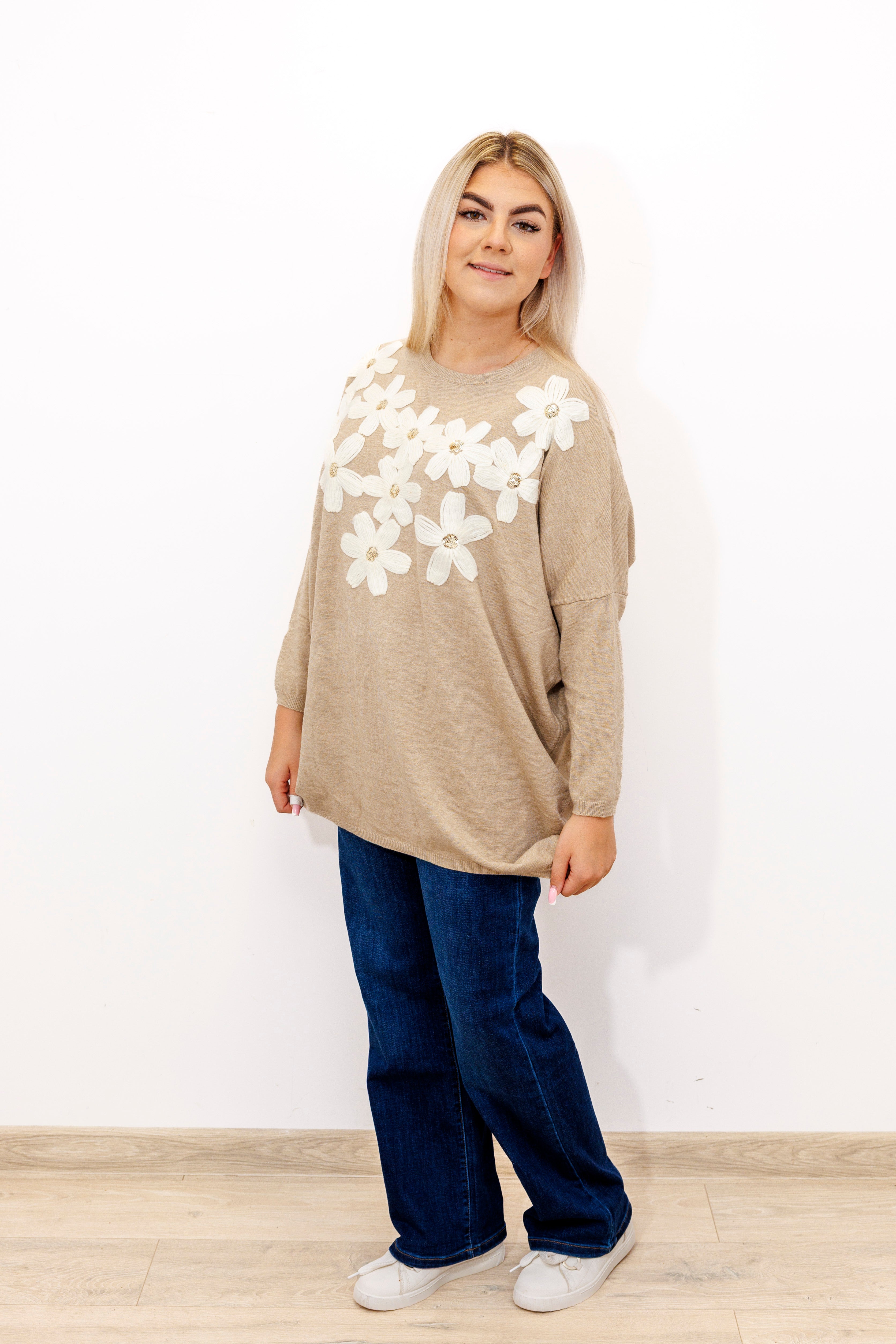 Kobiecy sweter z dekoracyjnymi kwiatami Beż
