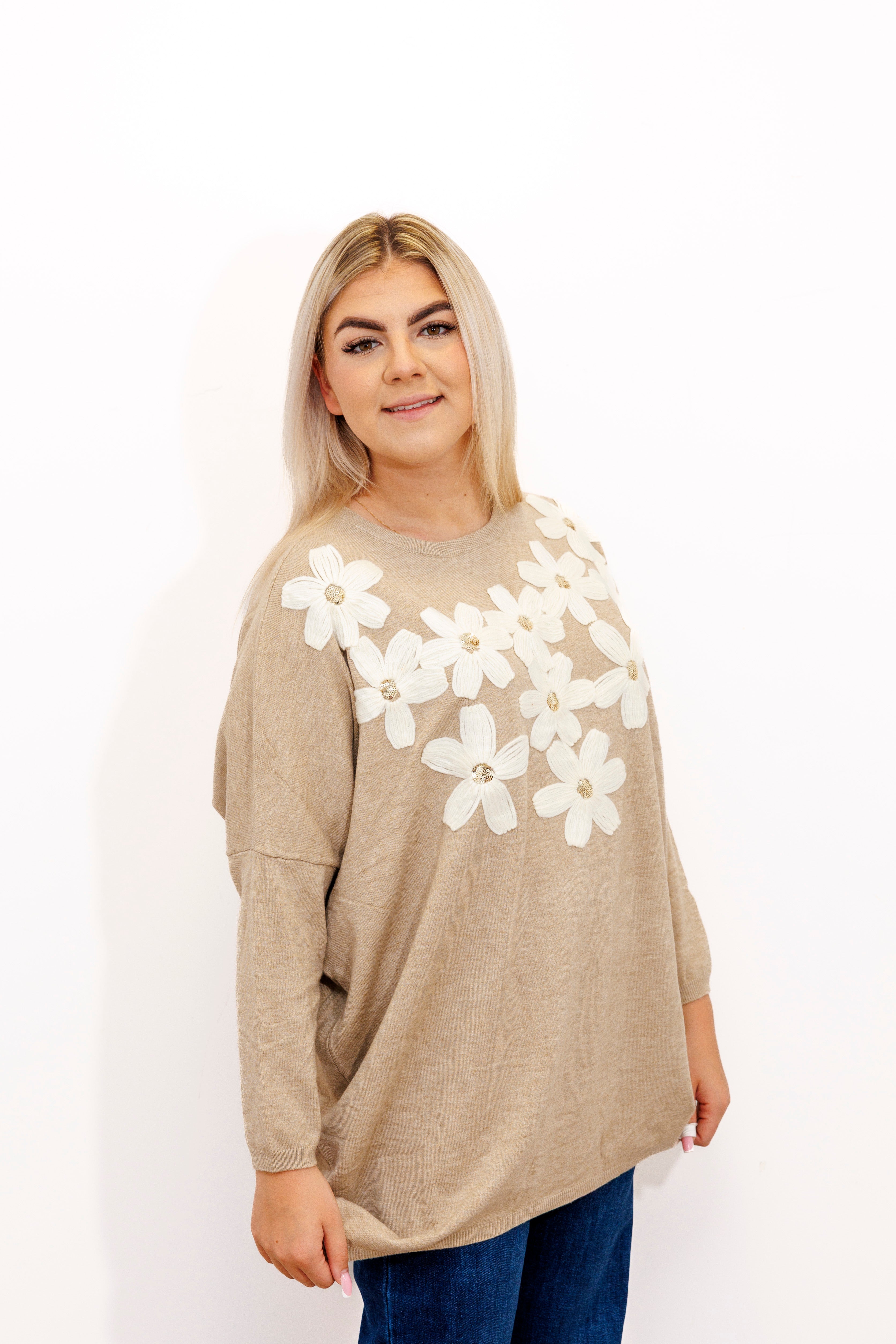 Kobiecy sweter z dekoracyjnymi kwiatami Beż
