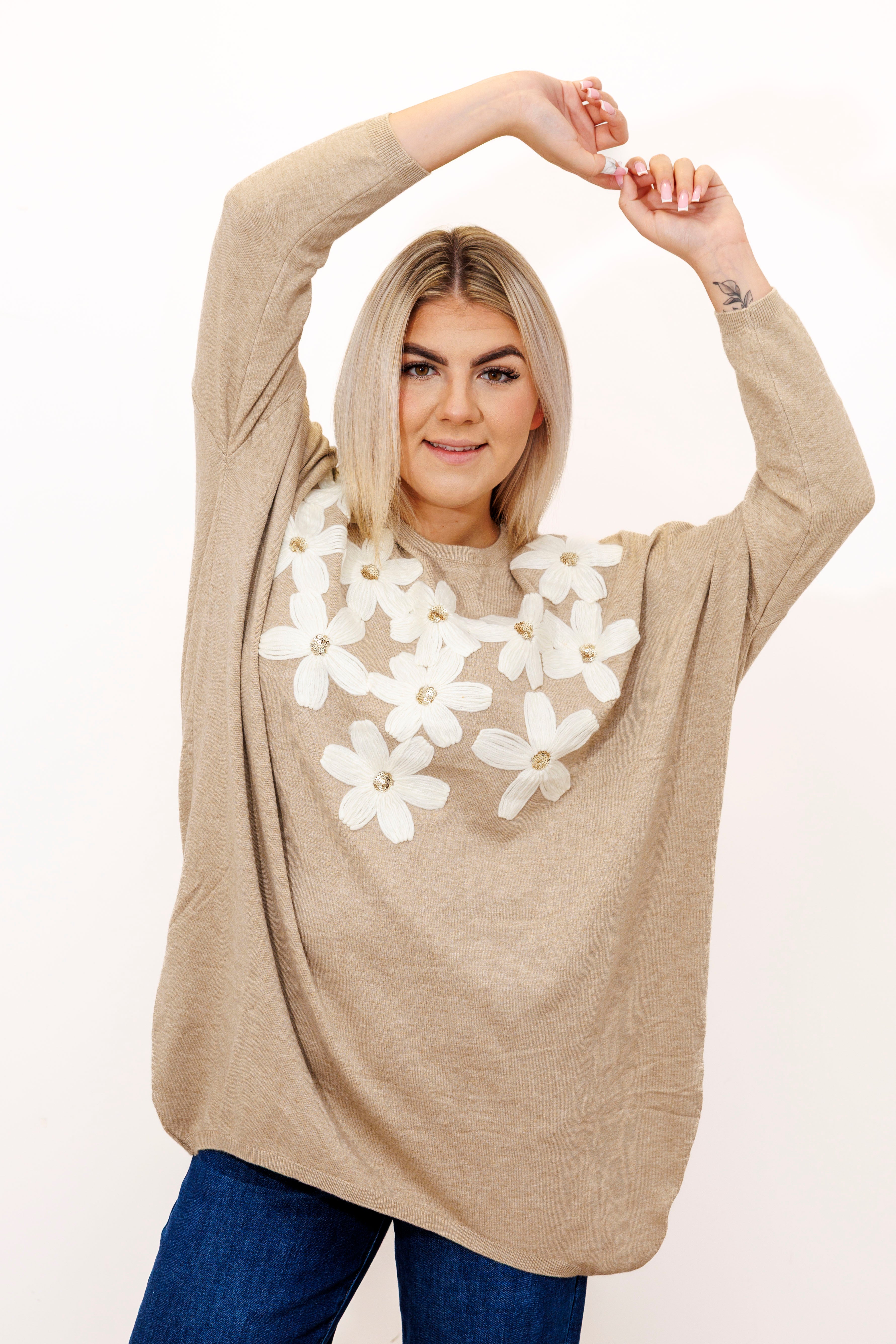 Kobiecy sweter z dekoracyjnymi kwiatami Beż