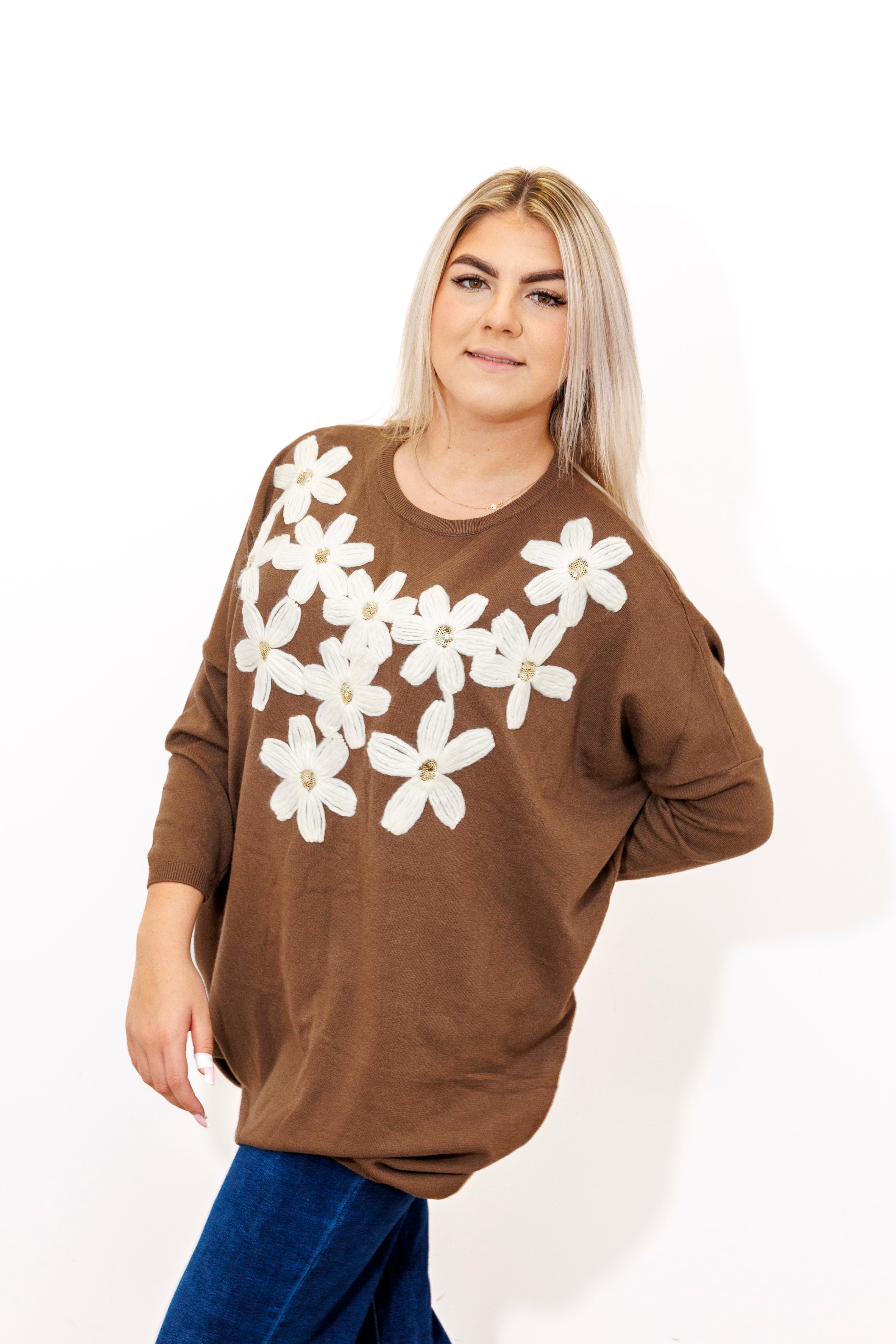 Kobiecy sweter z dekoracyjnymi kwiatami Brąz