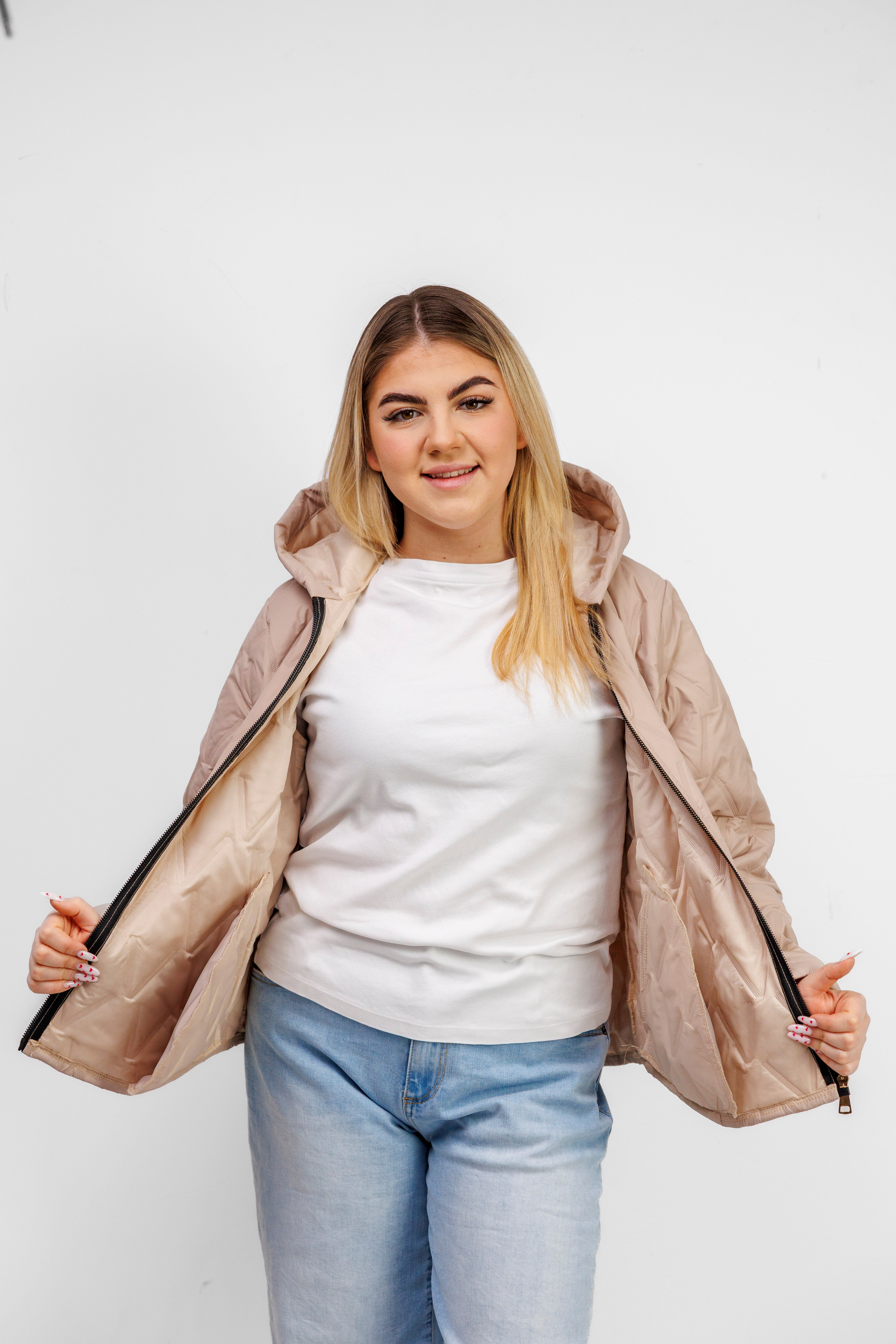 Krótka Kurtka Damska z Naszywką Polska Marka Plus Size Beż