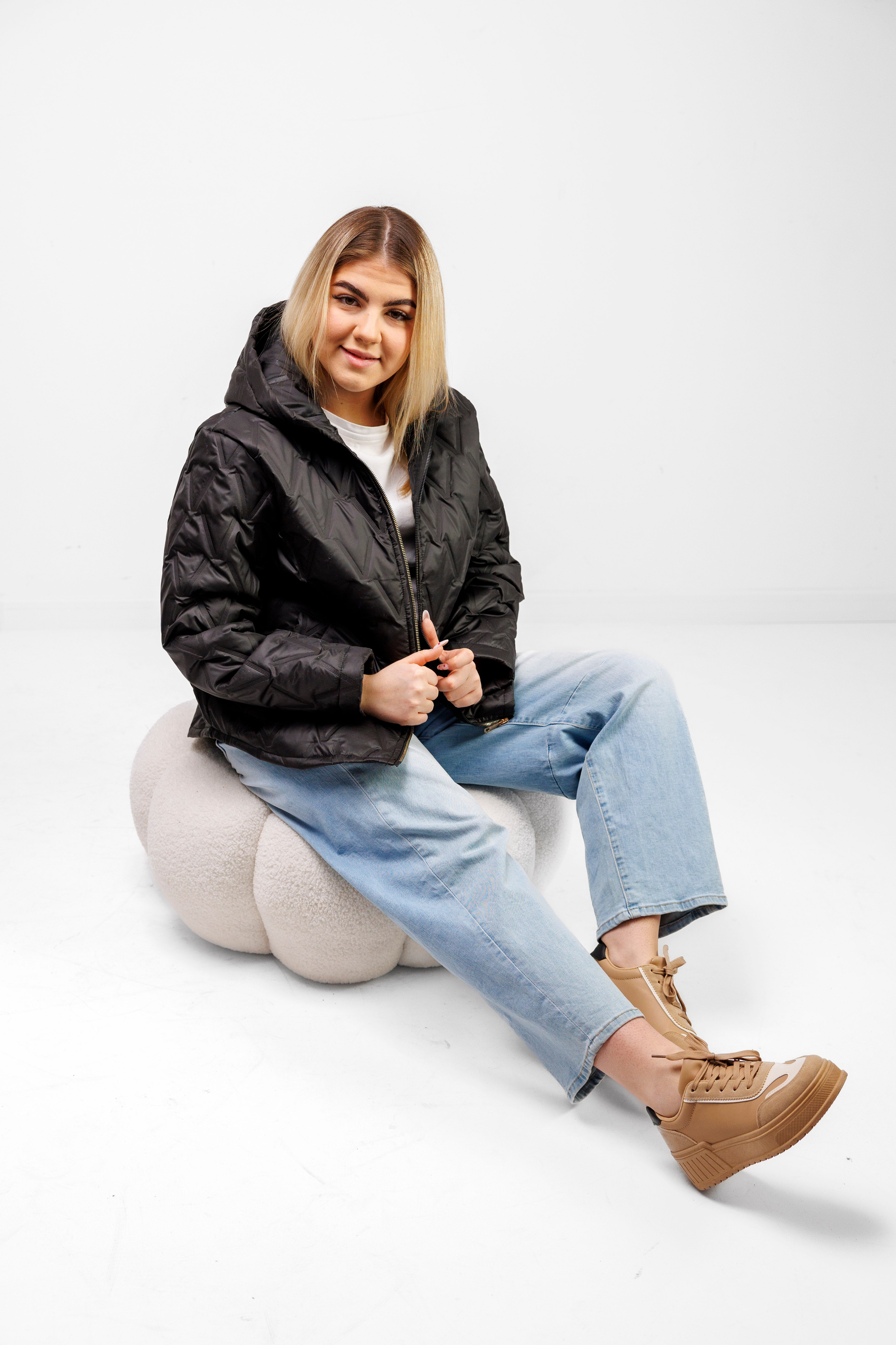 Krótka Kurtka Damska z Naszywką Polska Marka Plus Size Czarny