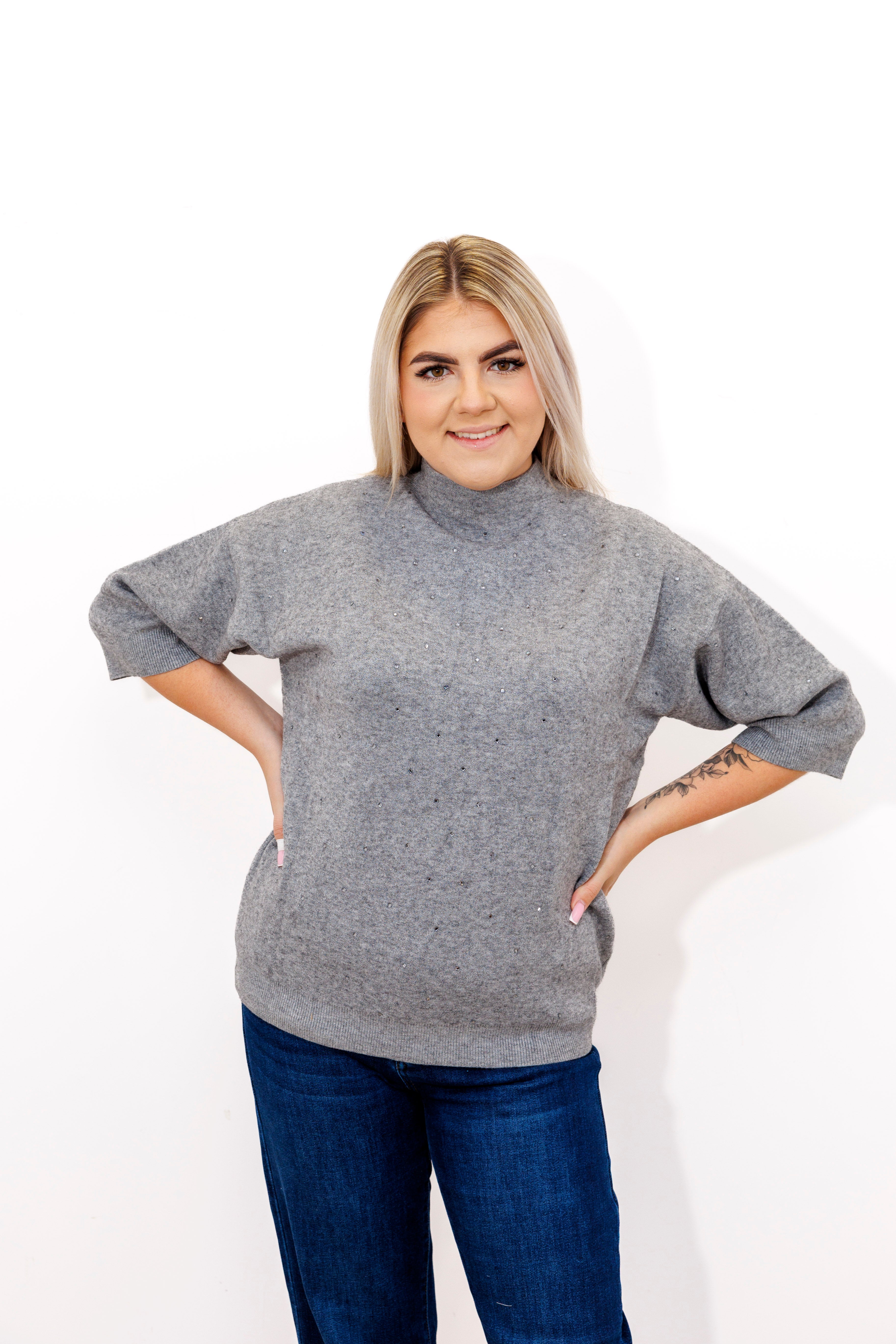 Sweter z cyrkoniami i elegancką stójką Popiel