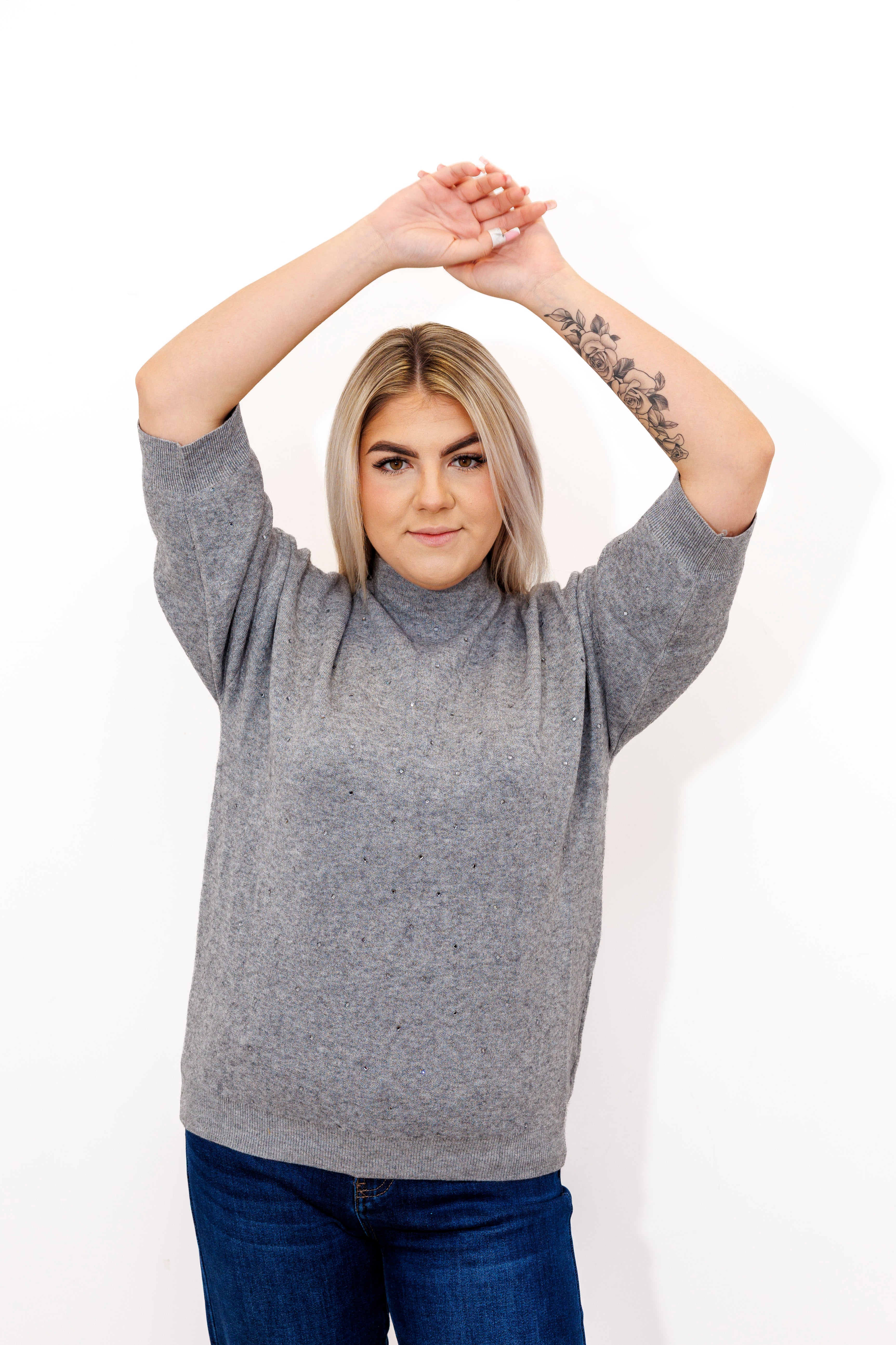 Sweter z cyrkoniami i elegancką stójką Popiel