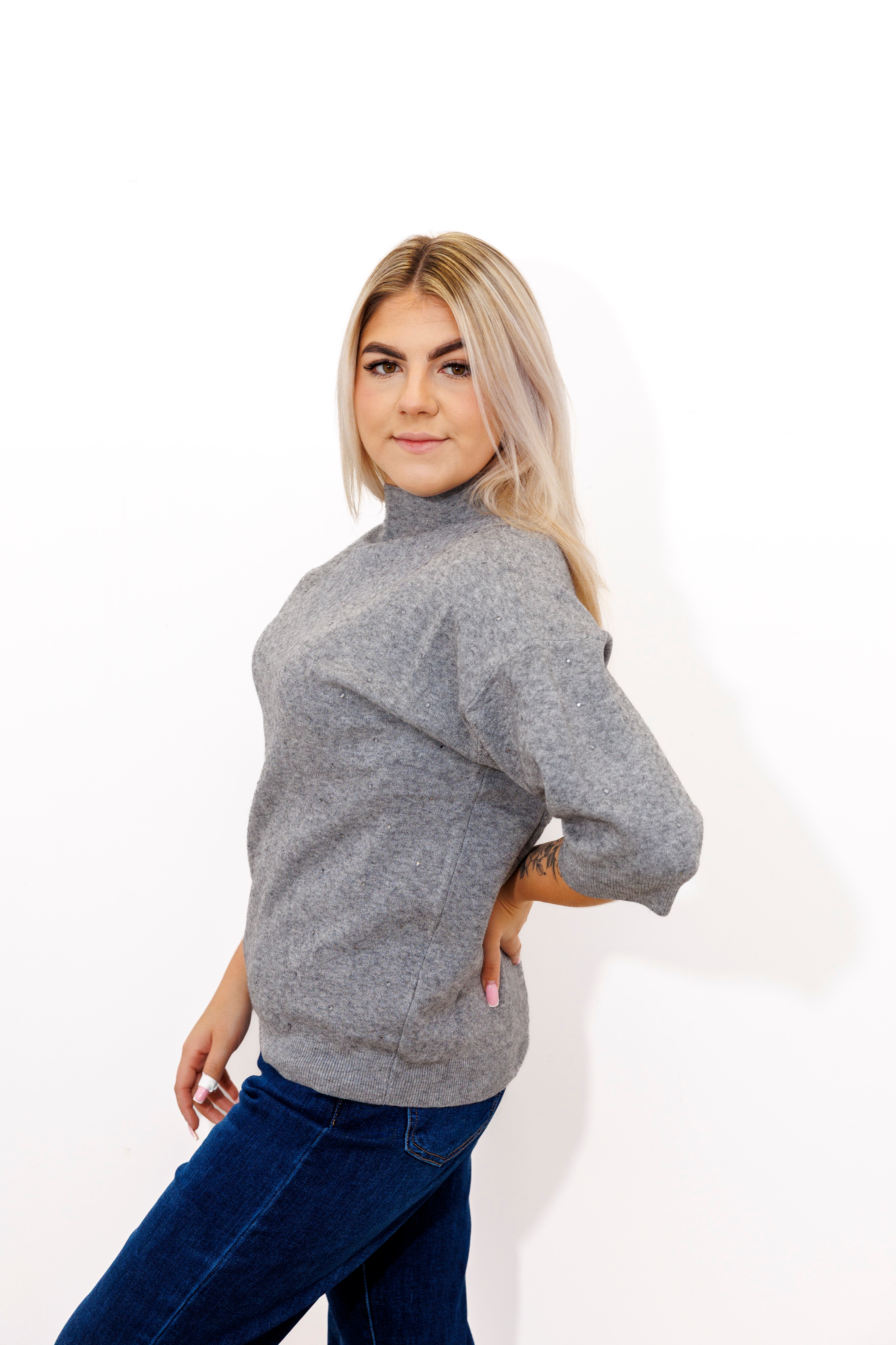 Sweter z cyrkoniami i elegancką stójką Popiel