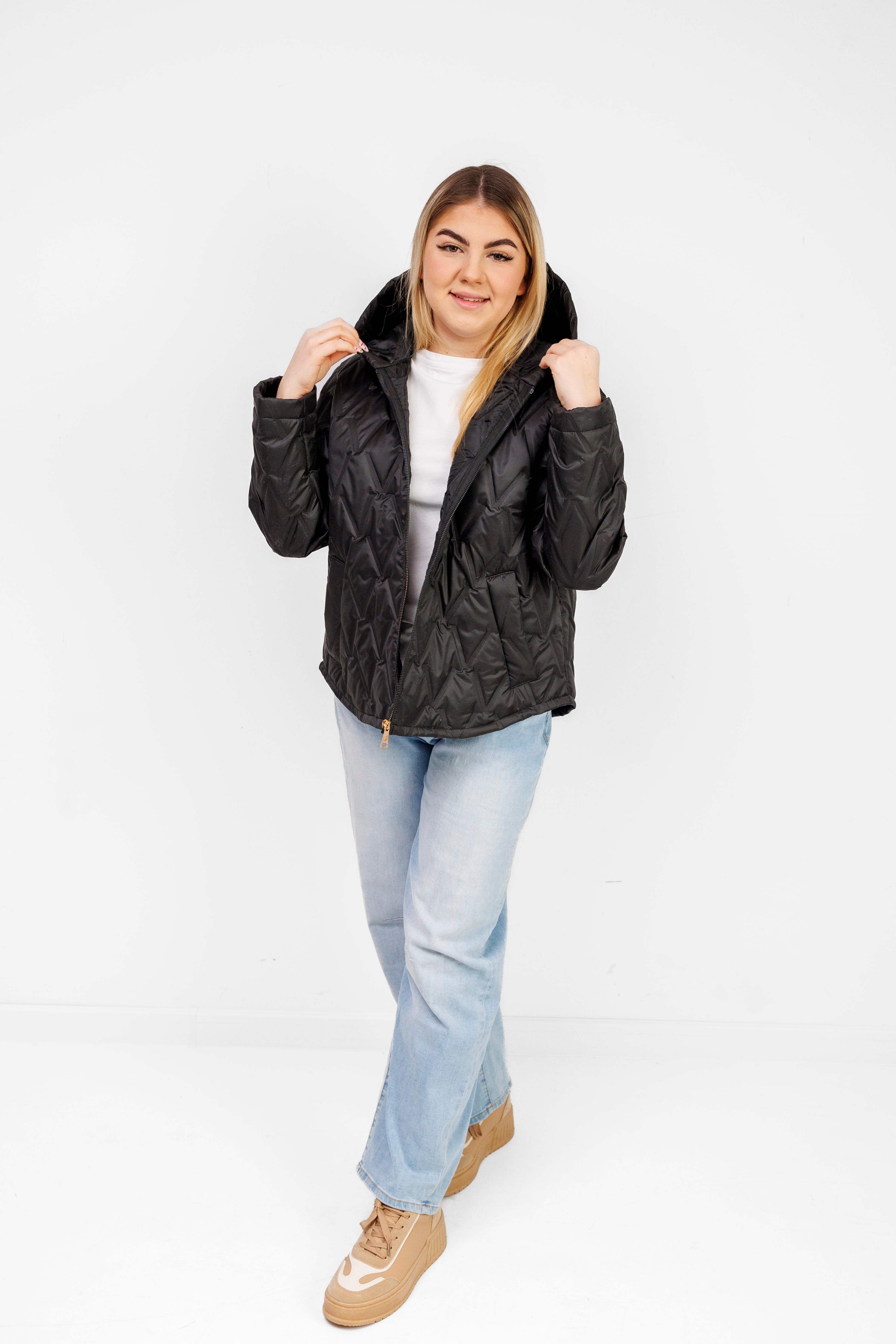 Krótka Kurtka Damska z Naszywką Polska Marka Plus Size Czarny