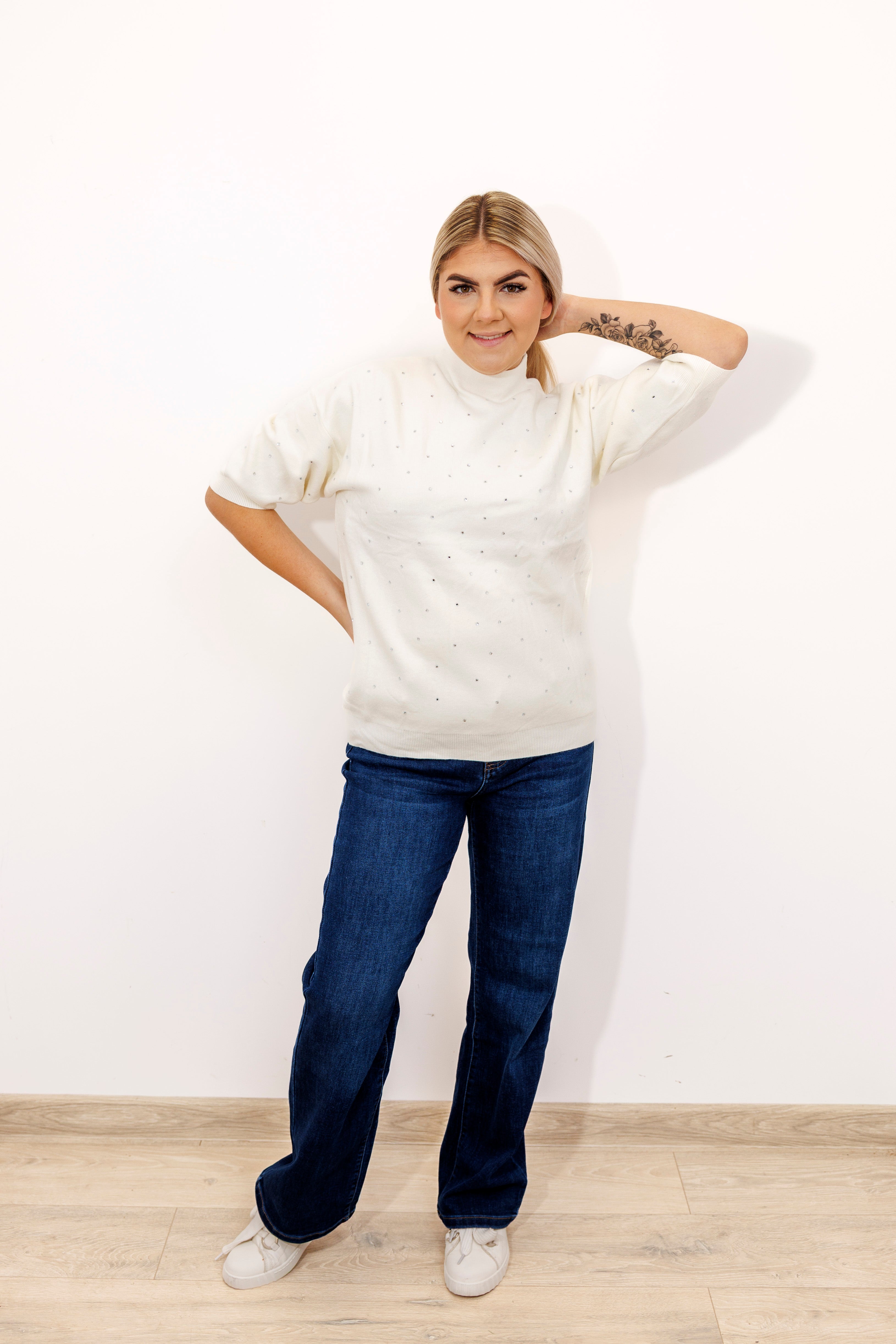 Sweter z cyrkoniami i elegancką stójką Krem