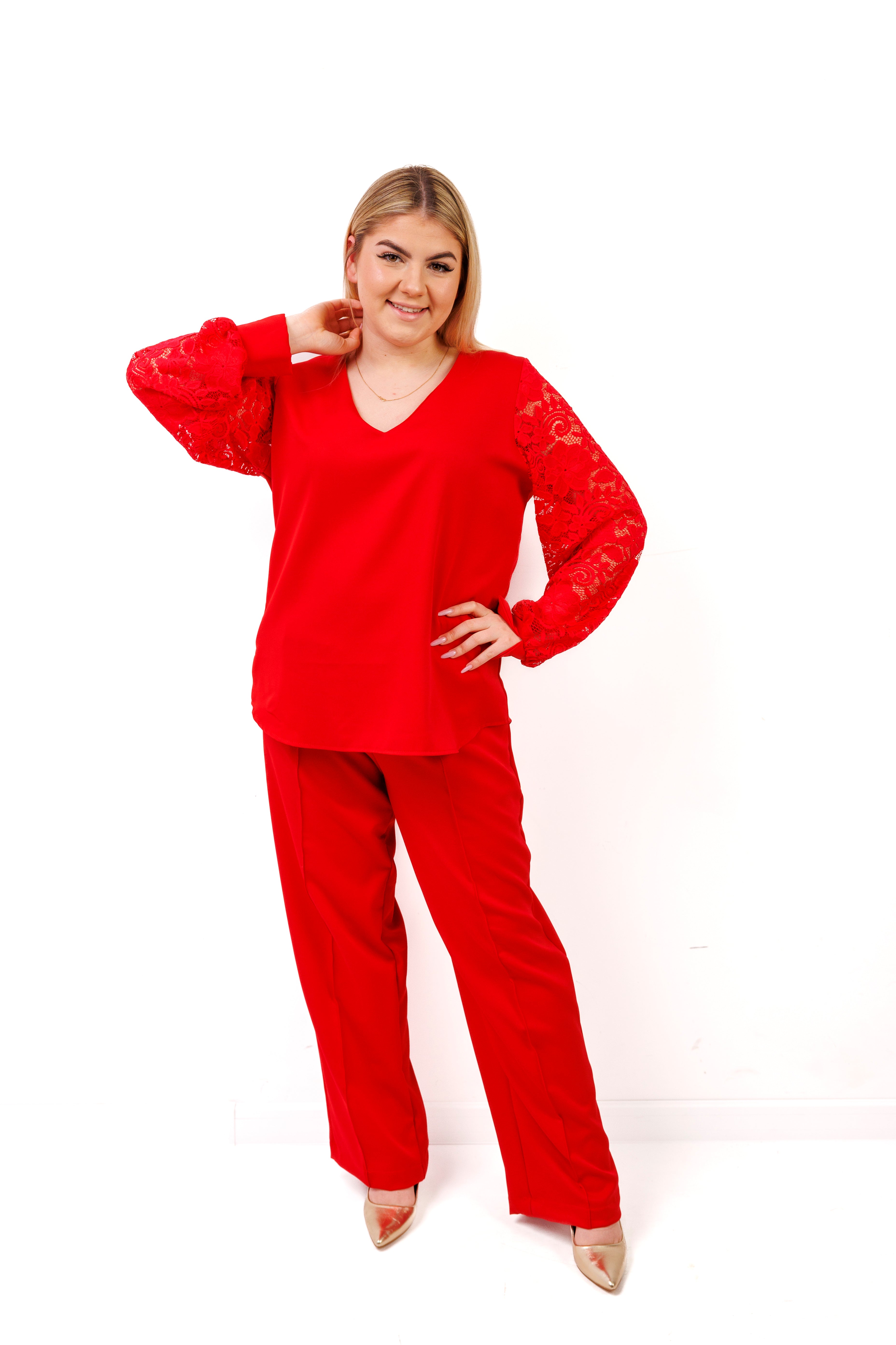 Elegancki komplet damski plus size – spodnie i bluzka z koronkowym rękawem, polska produkcja Czerwony