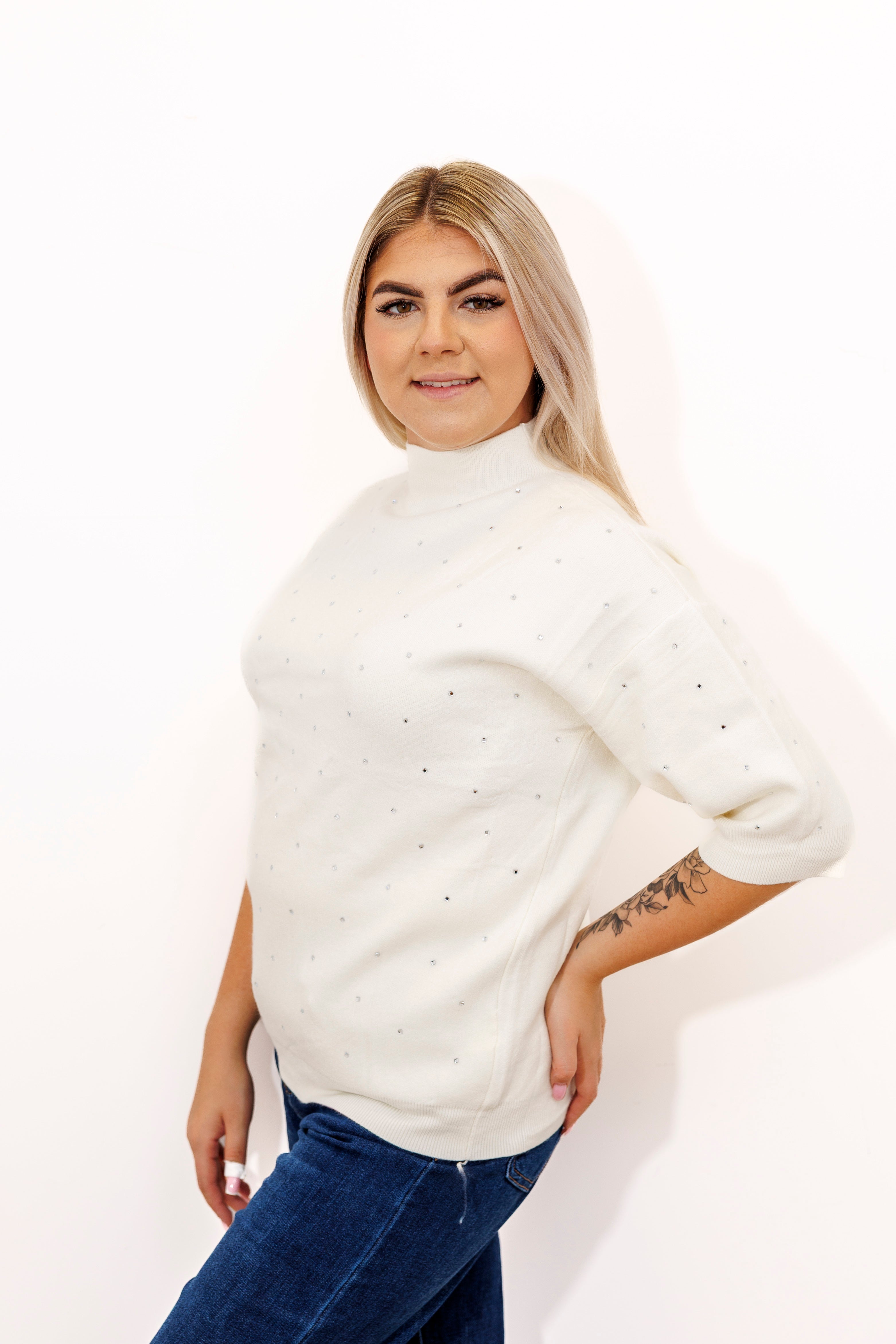 Sweter z cyrkoniami i elegancką stójką Krem