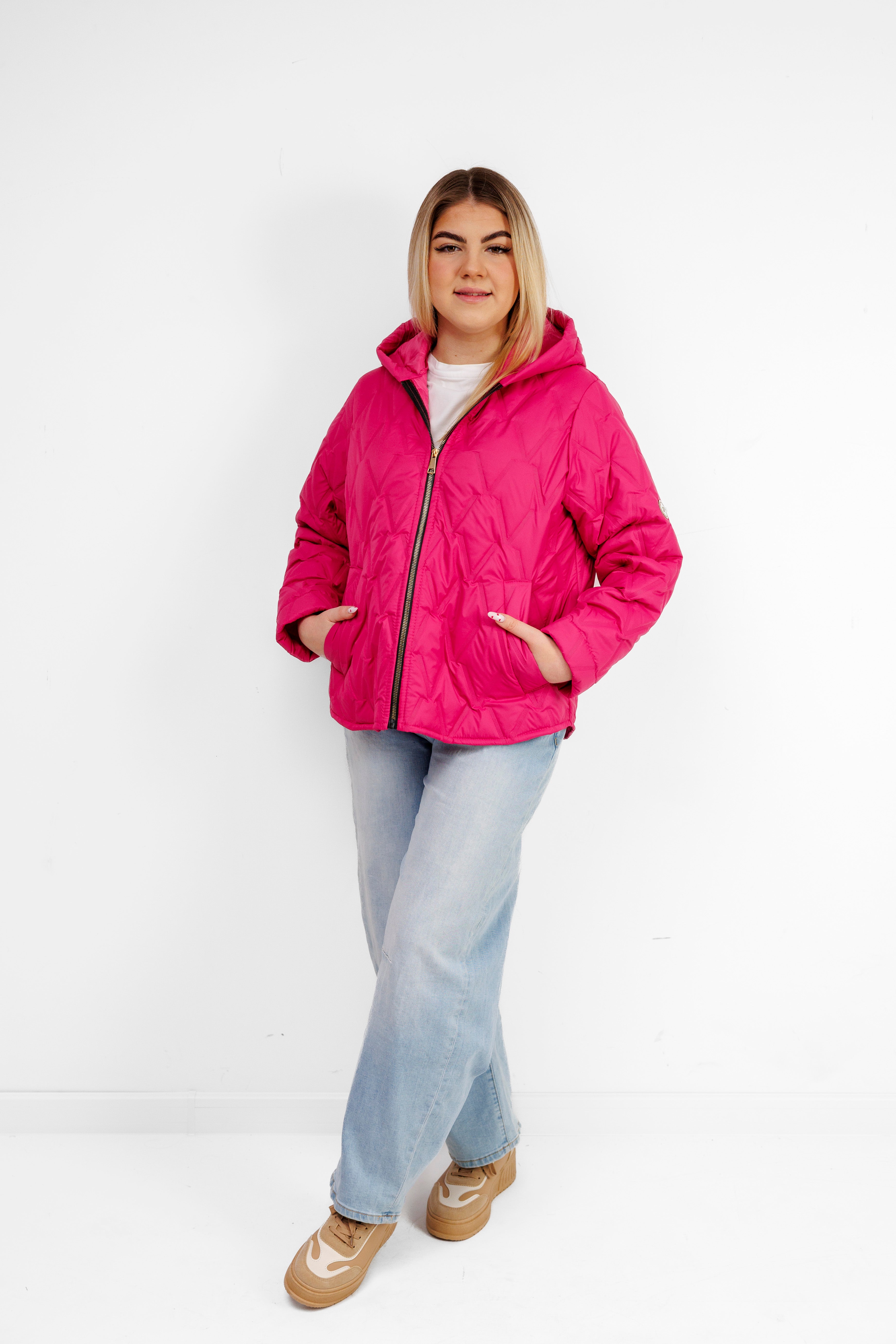 Krótka Kurtka Damska z Naszywką Polska Marka Plus Size Fuksja