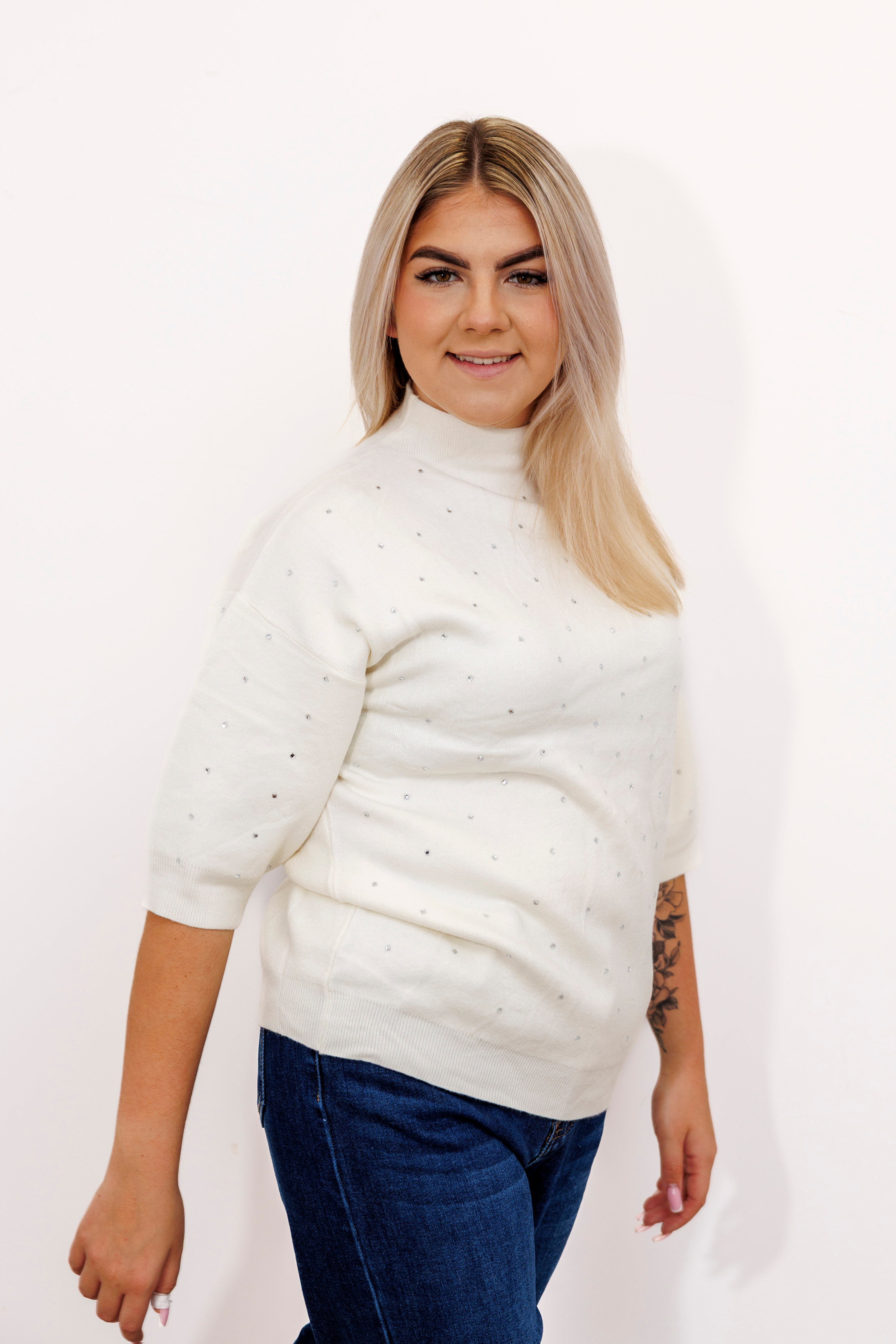 Sweter z cyrkoniami i elegancką stójką Krem