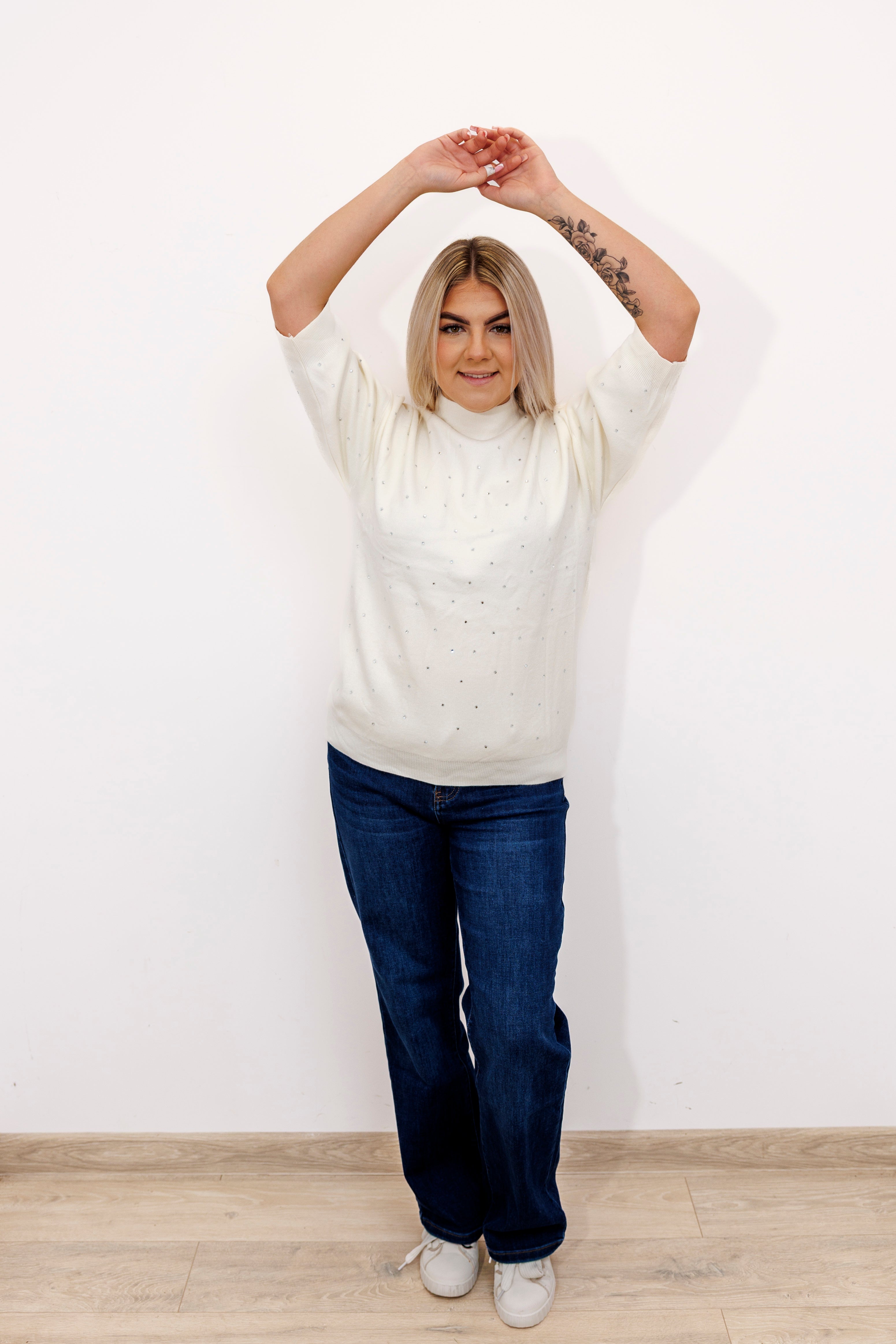 Sweter z cyrkoniami i elegancką stójką Krem