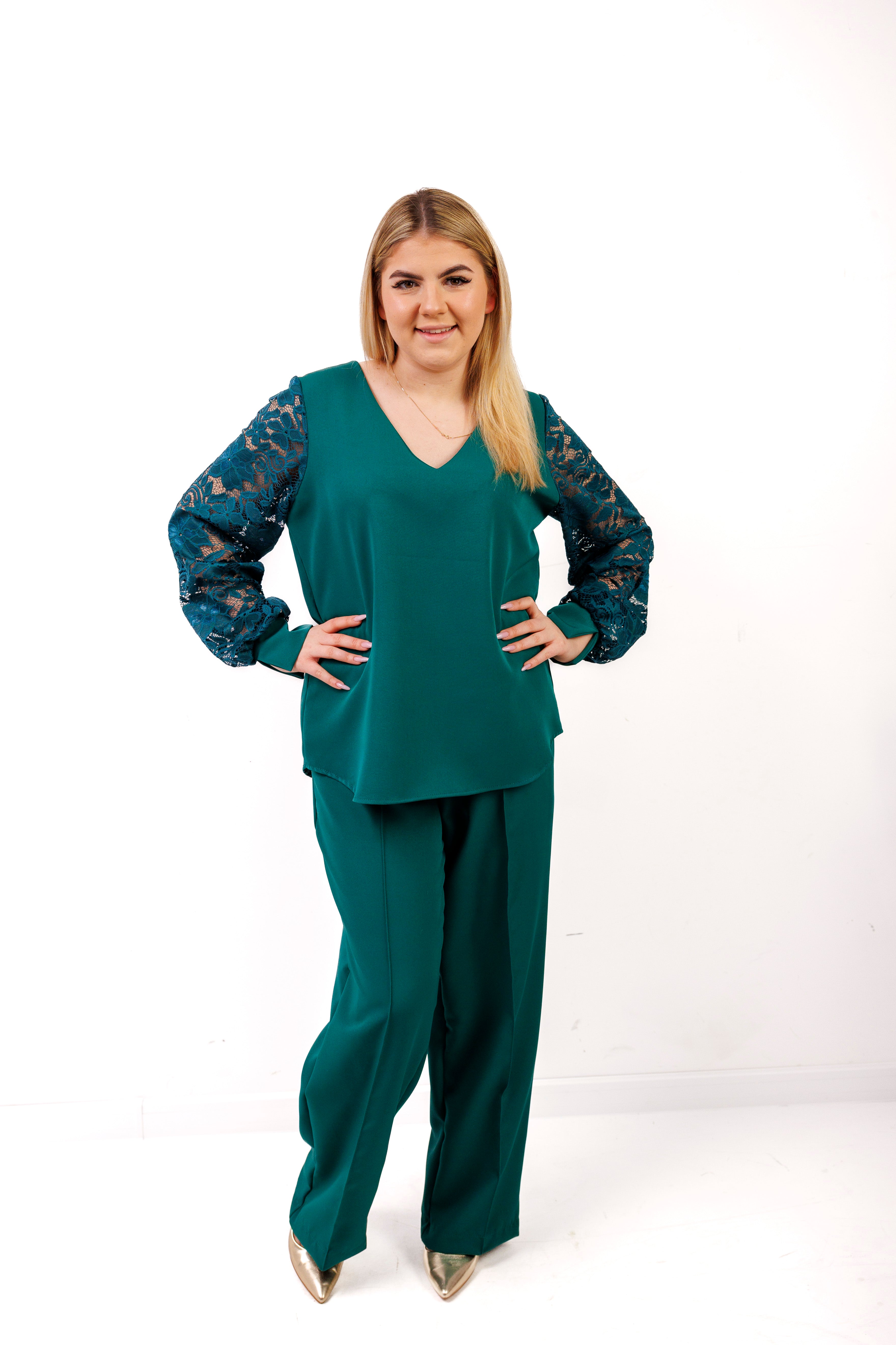 Elegancki komplet damski plus size – spodnie i bluzka z koronkowym rękawem, polska produkcja Butelka