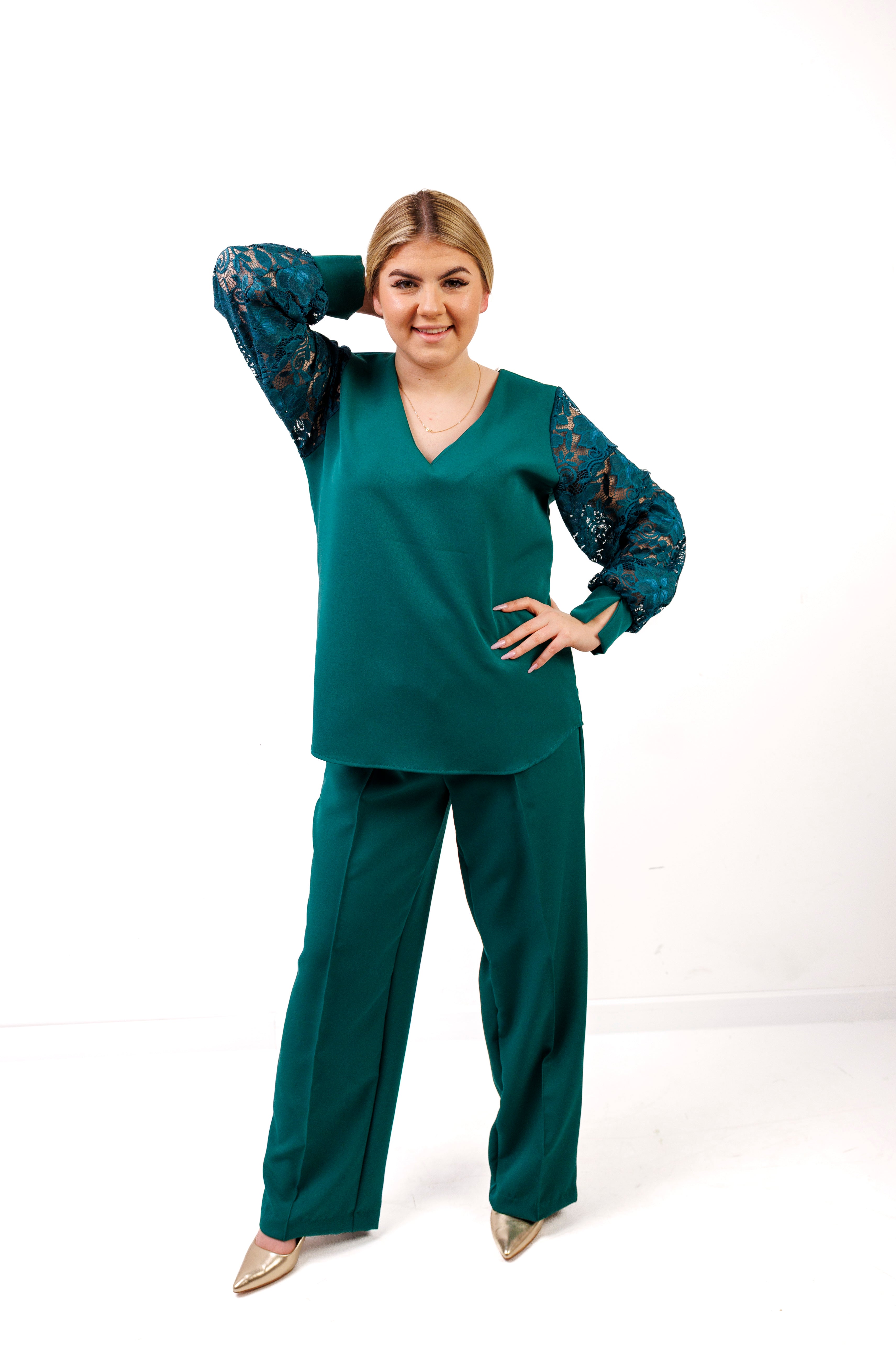 Elegancki komplet damski plus size – spodnie i bluzka z koronkowym rękawem, polska produkcja Butelka