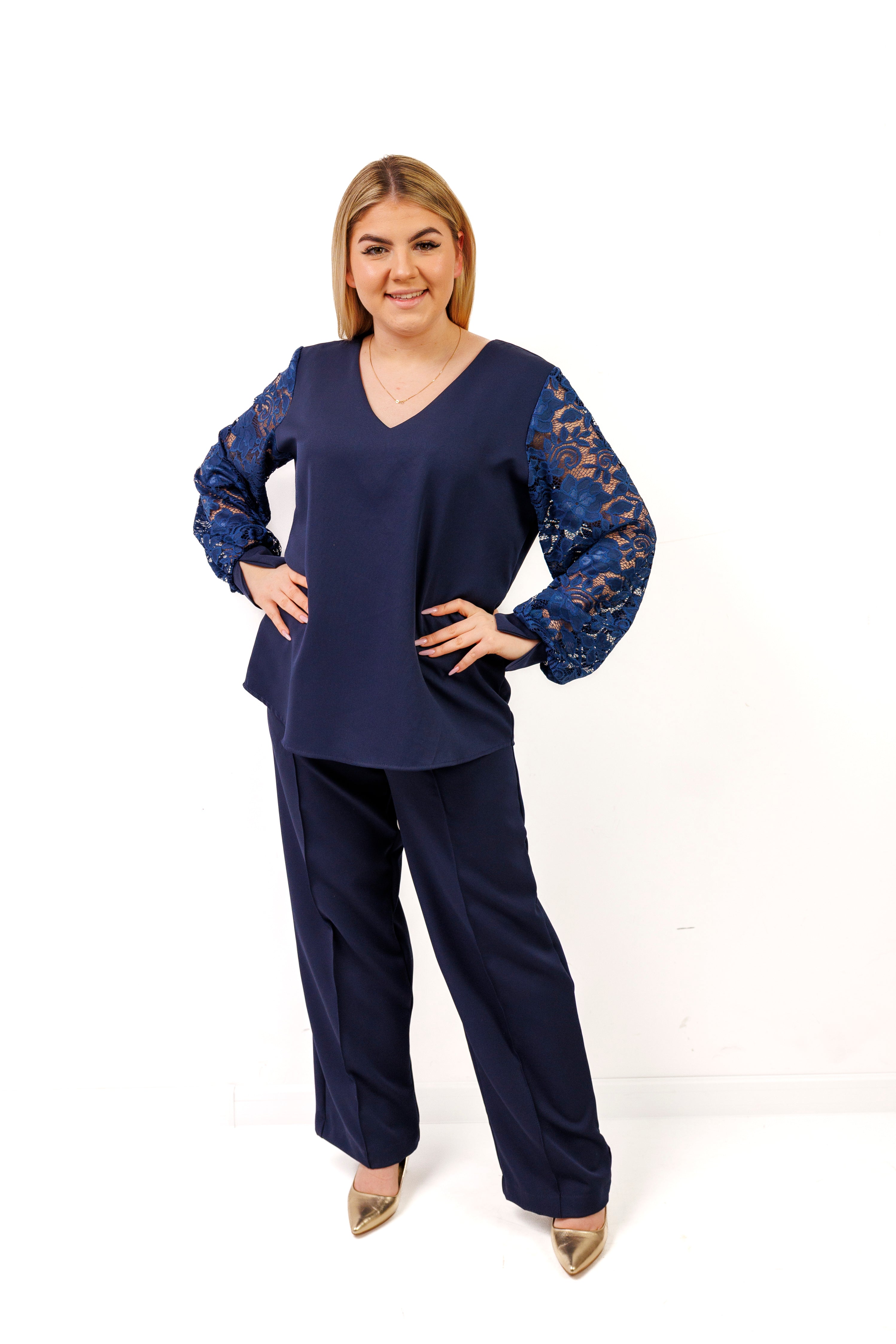 Elegancki komplet damski plus size – spodnie i bluzka z koronkowym rękawem, polska produkcja Granat