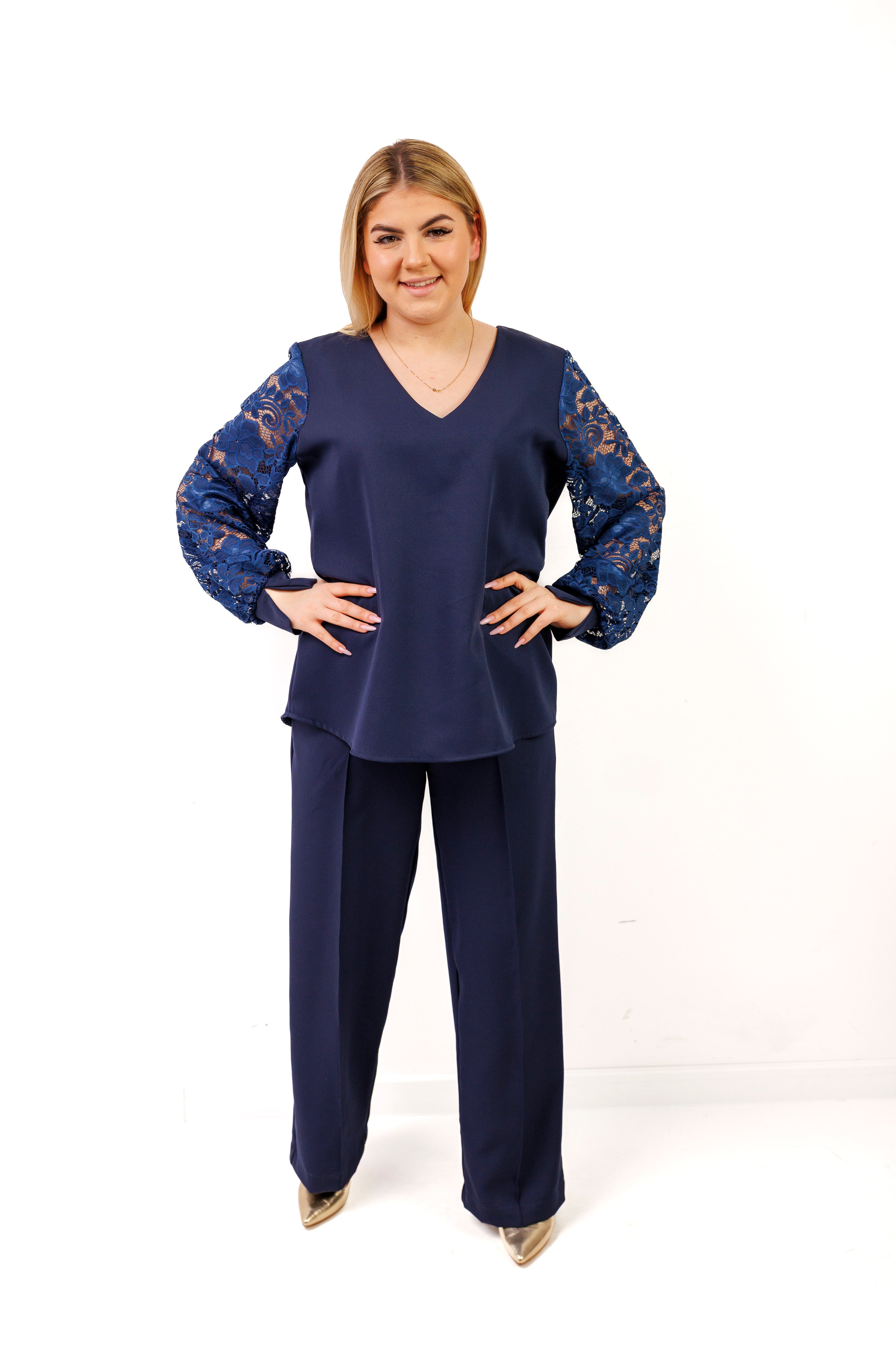 Elegancki komplet damski plus size – spodnie i bluzka z koronkowym rękawem, polska produkcja Granat