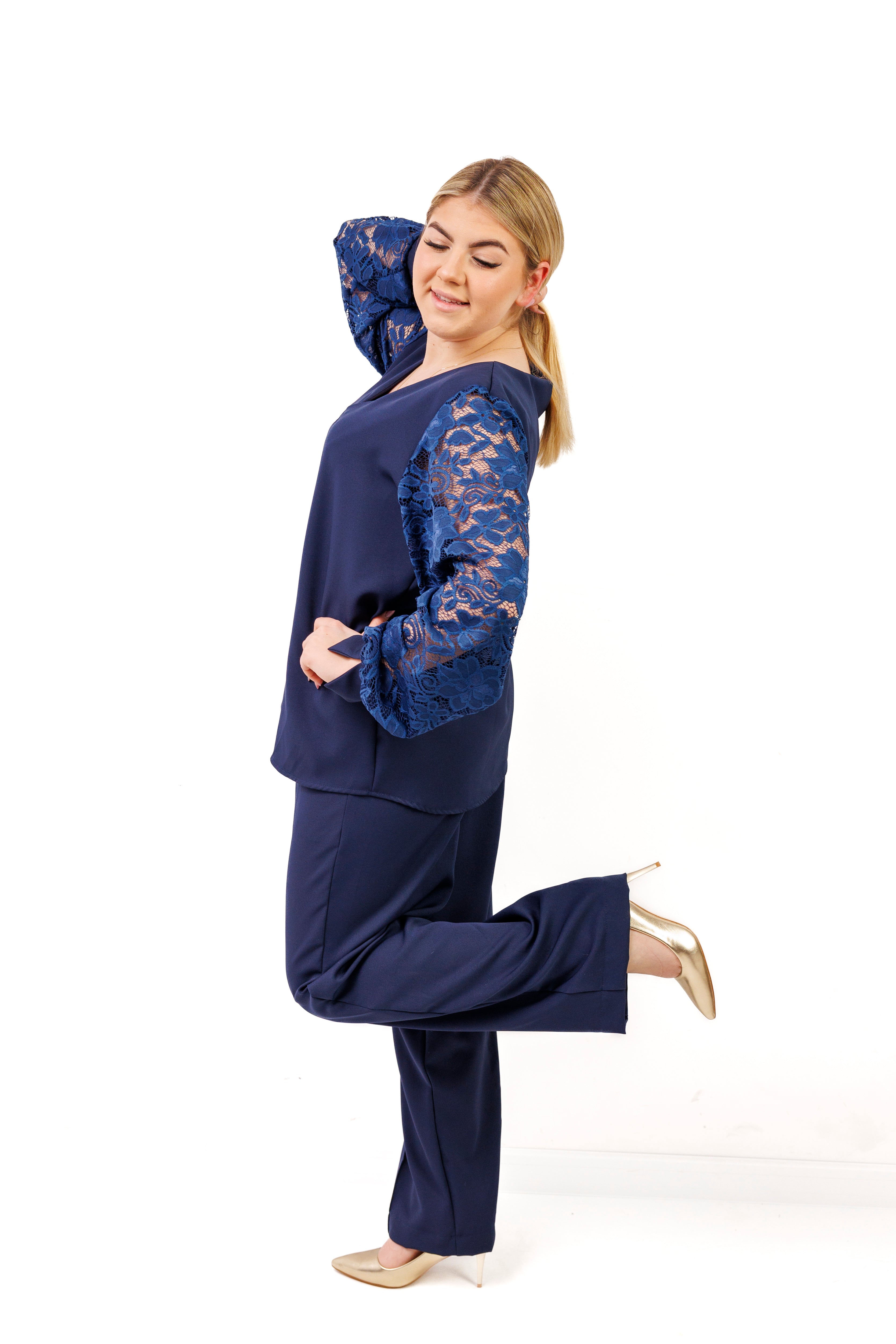 Elegancki komplet damski plus size – spodnie i bluzka z koronkowym rękawem, polska produkcja Granat