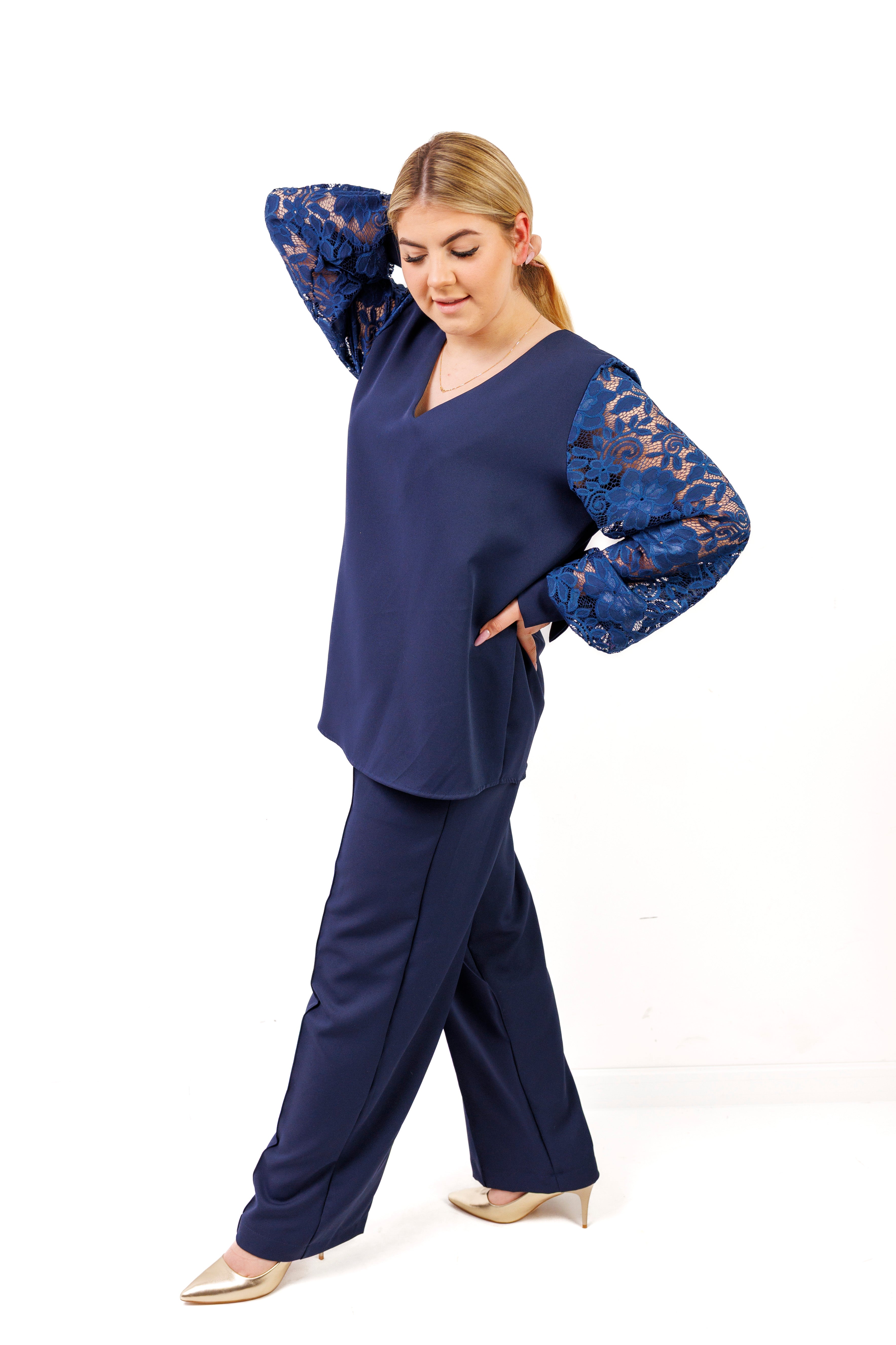Elegancki komplet damski plus size – spodnie i bluzka z koronkowym rękawem, polska produkcja Granat