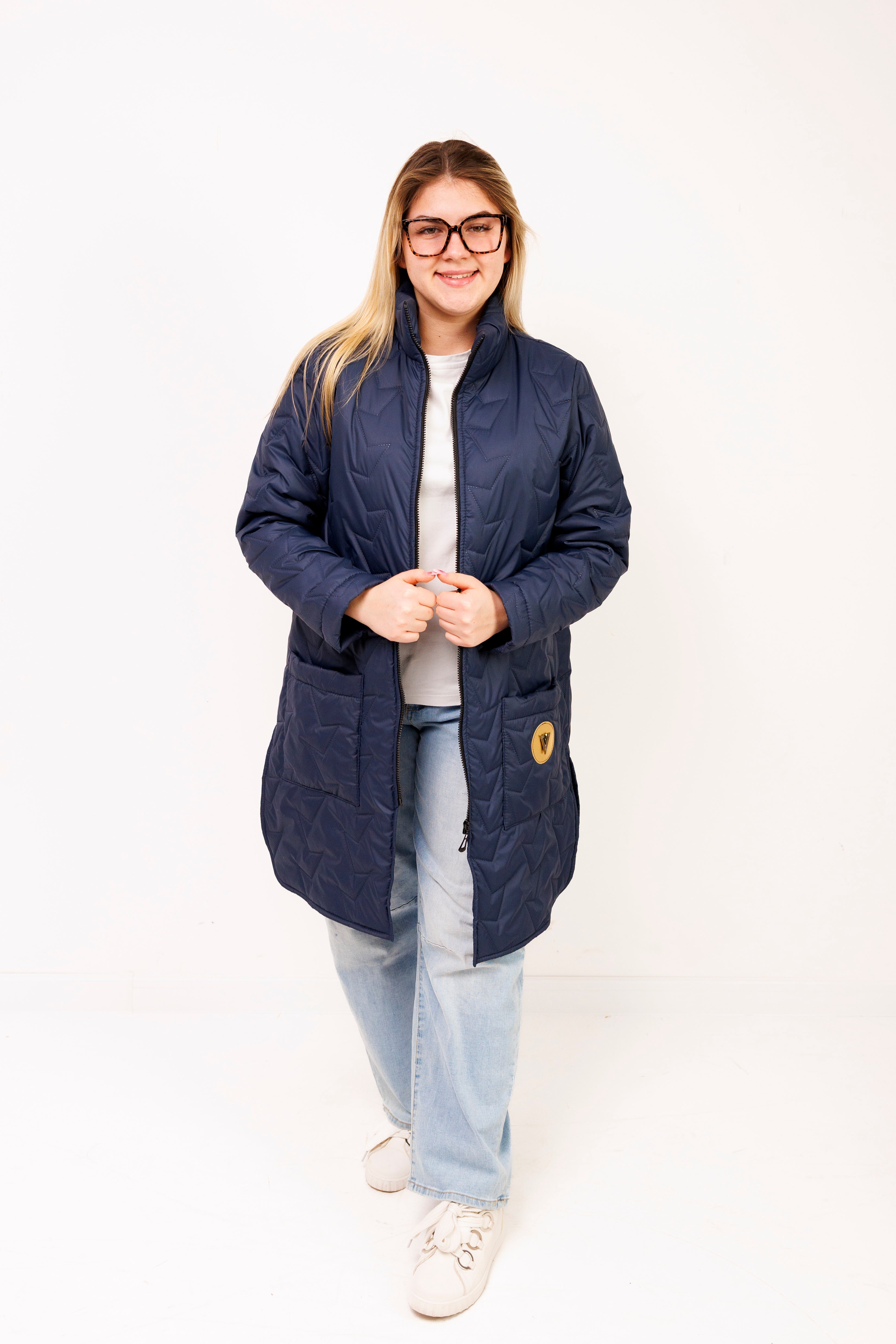 Damska kurtka pikowana plus size ze stójką – polska produkcja, rozcięcia po bokach Granat