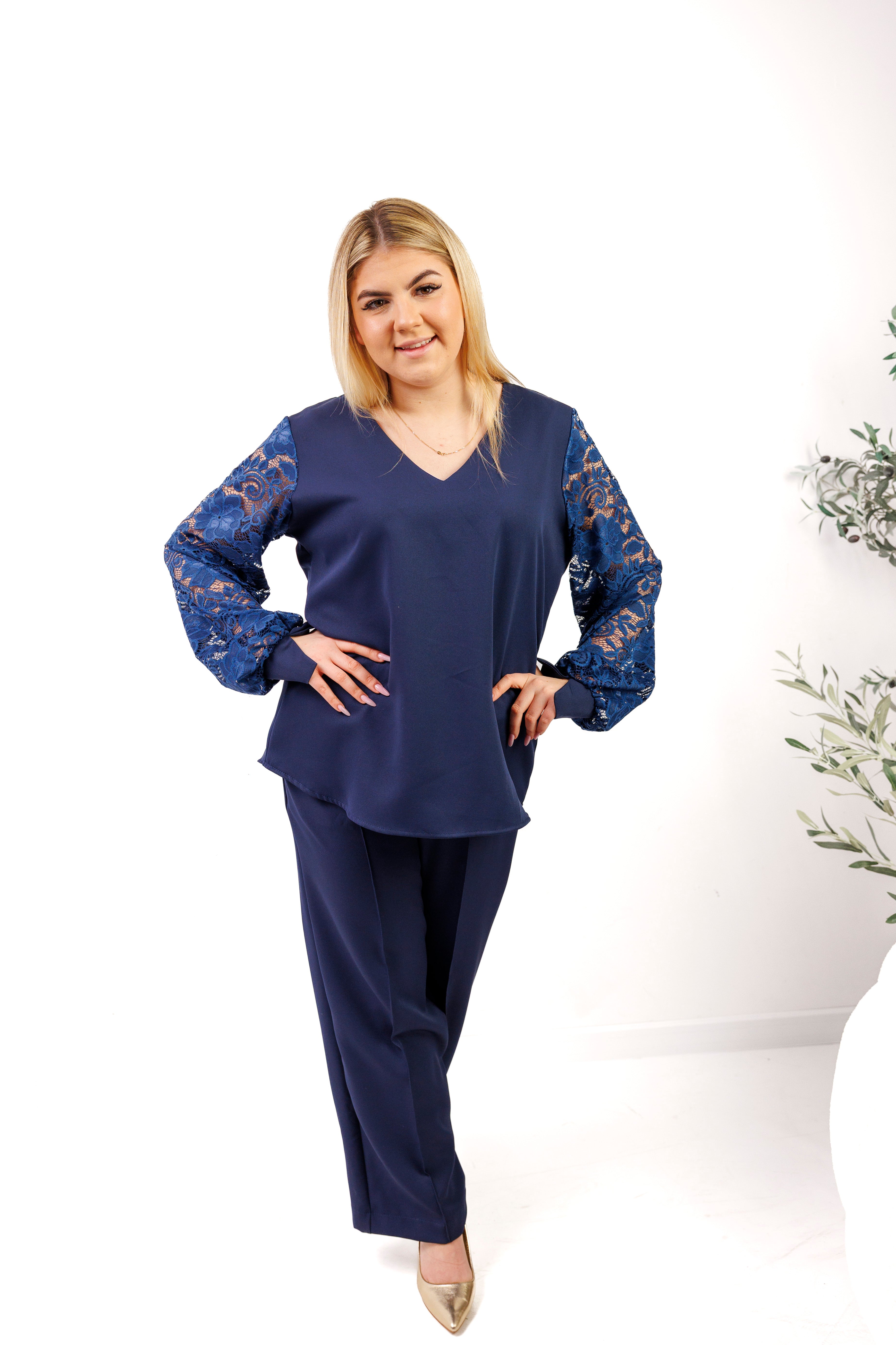 Elegancki komplet damski plus size – spodnie i bluzka z koronkowym rękawem, polska produkcja Granat
